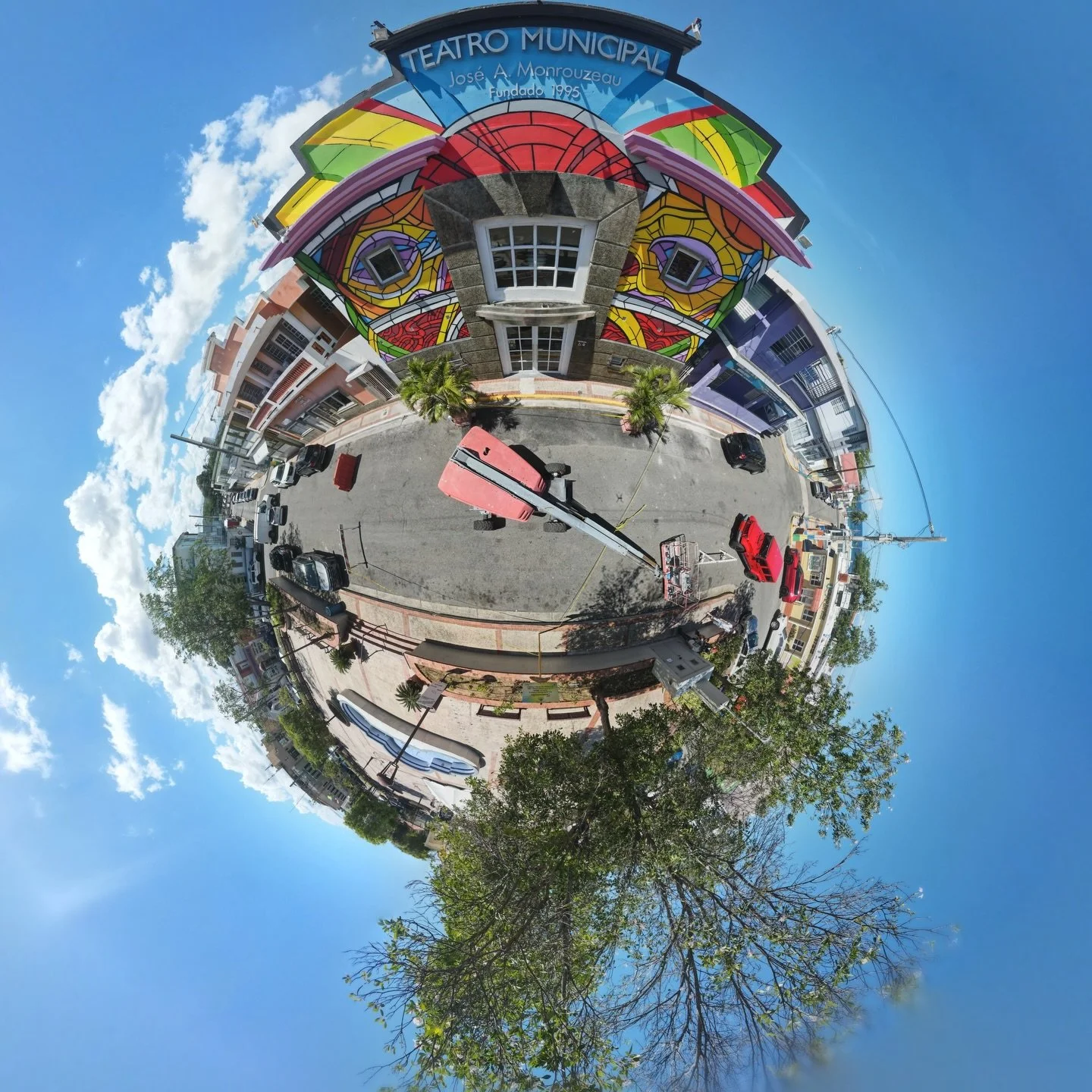 Esta Semana travajando la Nueva fachada del Teatro Municipal del Pueblo de Hatillo . Dandole a la pintaera todo el dia y conectando con la comunidad linda de este pueblo Costero.  Si estas por ah&iacute; en PR y te quieres dar la vueltita  estamo jus