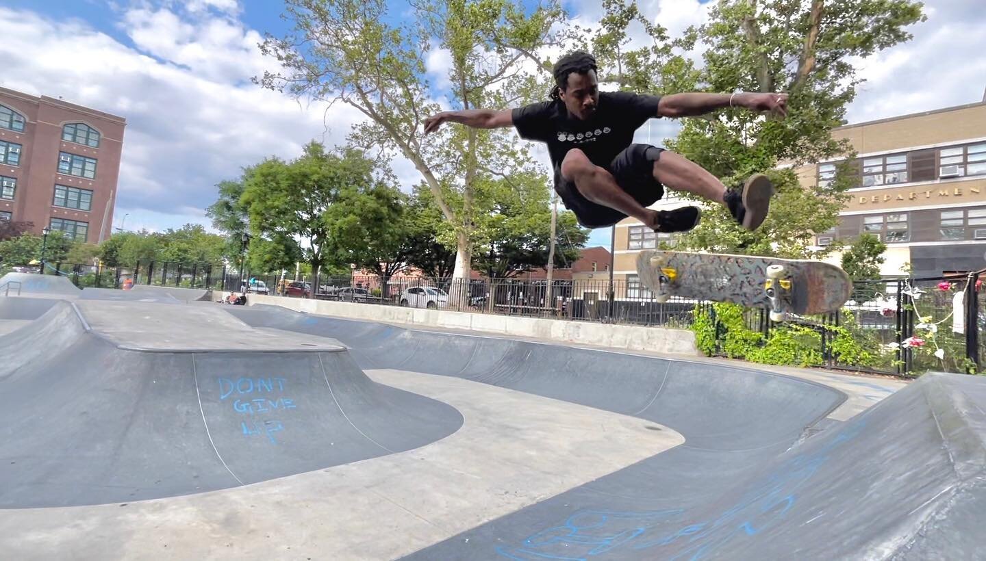 @hesh_dumpling kungfu hardflips to fakie in Brooklyn