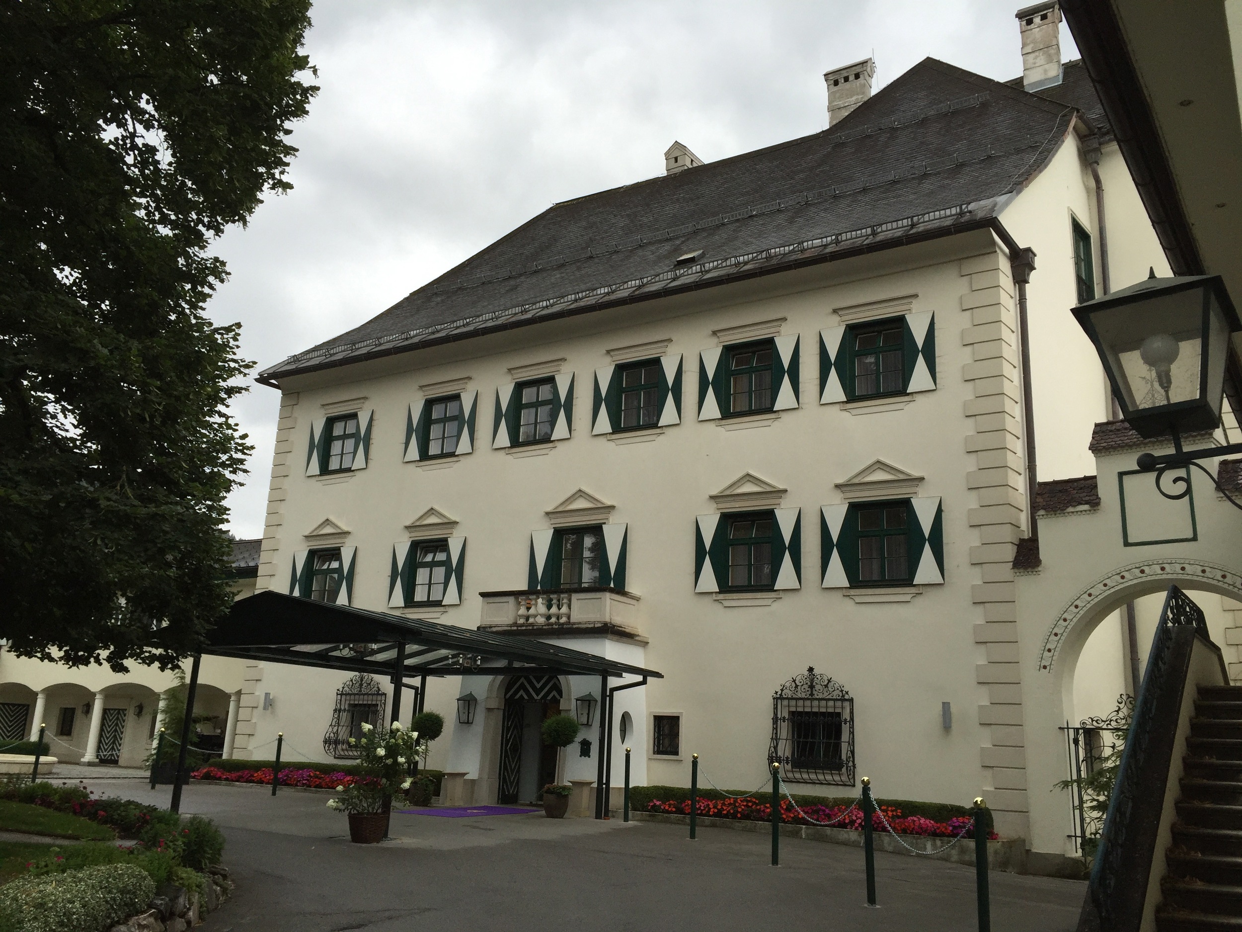 The imposing entrance to the Schloss-Pichlarn Hotel