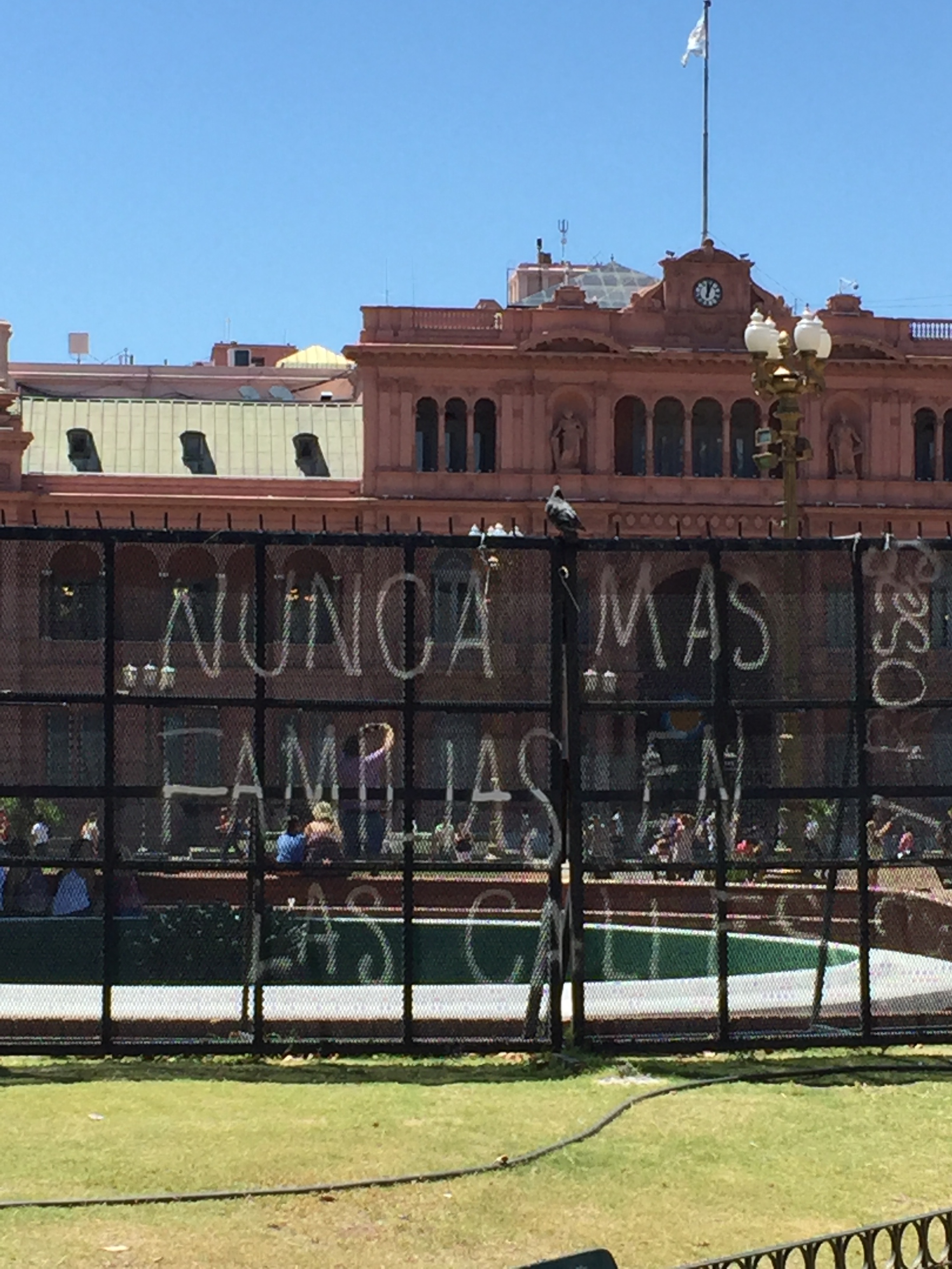 Someone has painted a message on the chain link fence surrounding the Casa Rosada (Pink House) : "Nunca mas familias en las calles," meaning "No more families in the streets," apparently criticizing homelessness in the city.