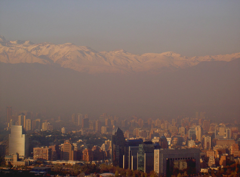 Santiago, Chile on a smoggy day in 2005, very much how it looked during my visit at the end of January 2016. Santiago has one of the worst air pollution problems in the world. [Photo 2005 courtesy wikicommons; CC BY-SA 3.0, https://commons.wikimedia.org/w/index.php?curid=428144