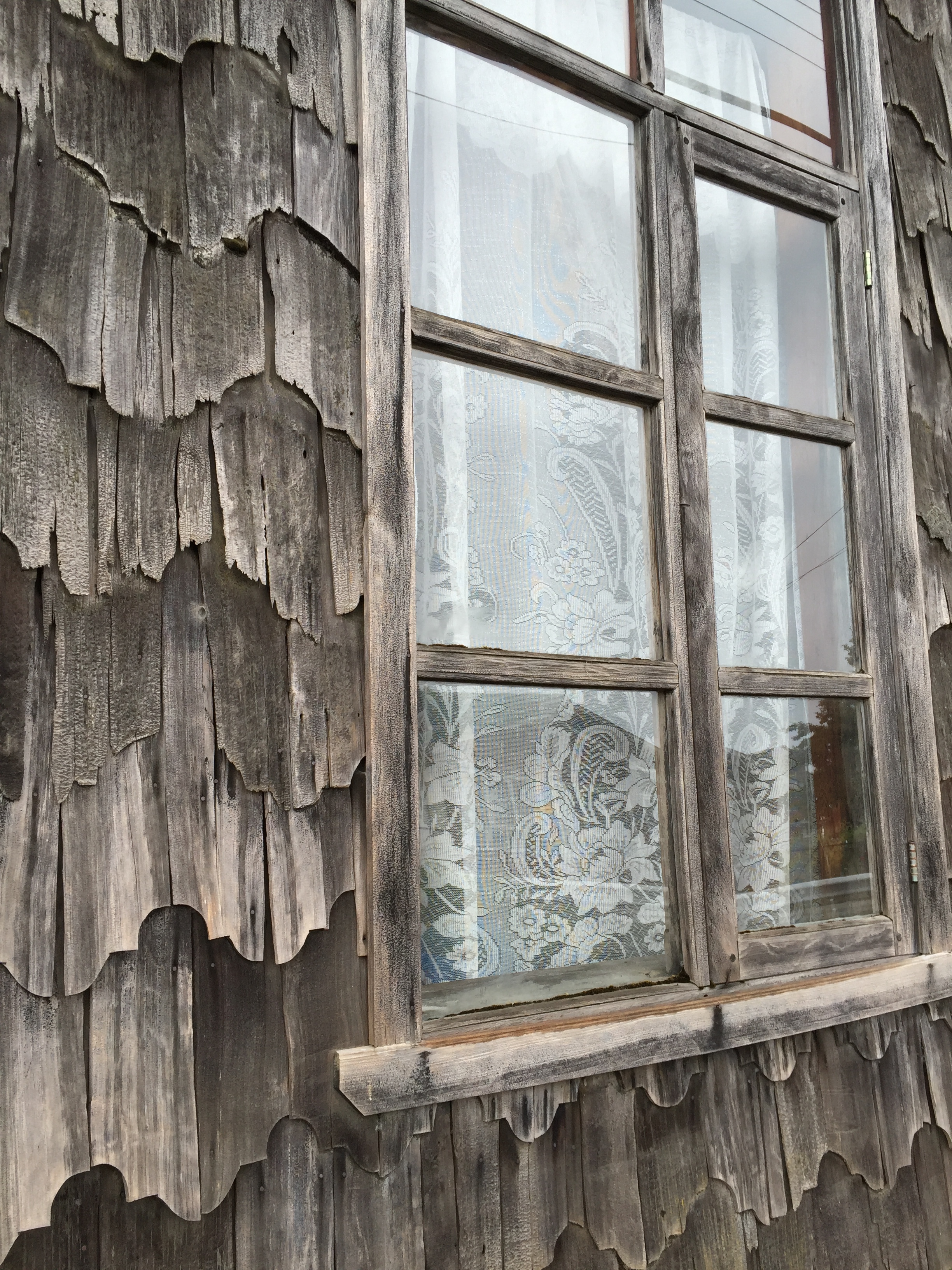 Many of the old houses in Achao on Chiloe Island have wood shingles, in an abundant variety of shapes, such as in the house pictured above.