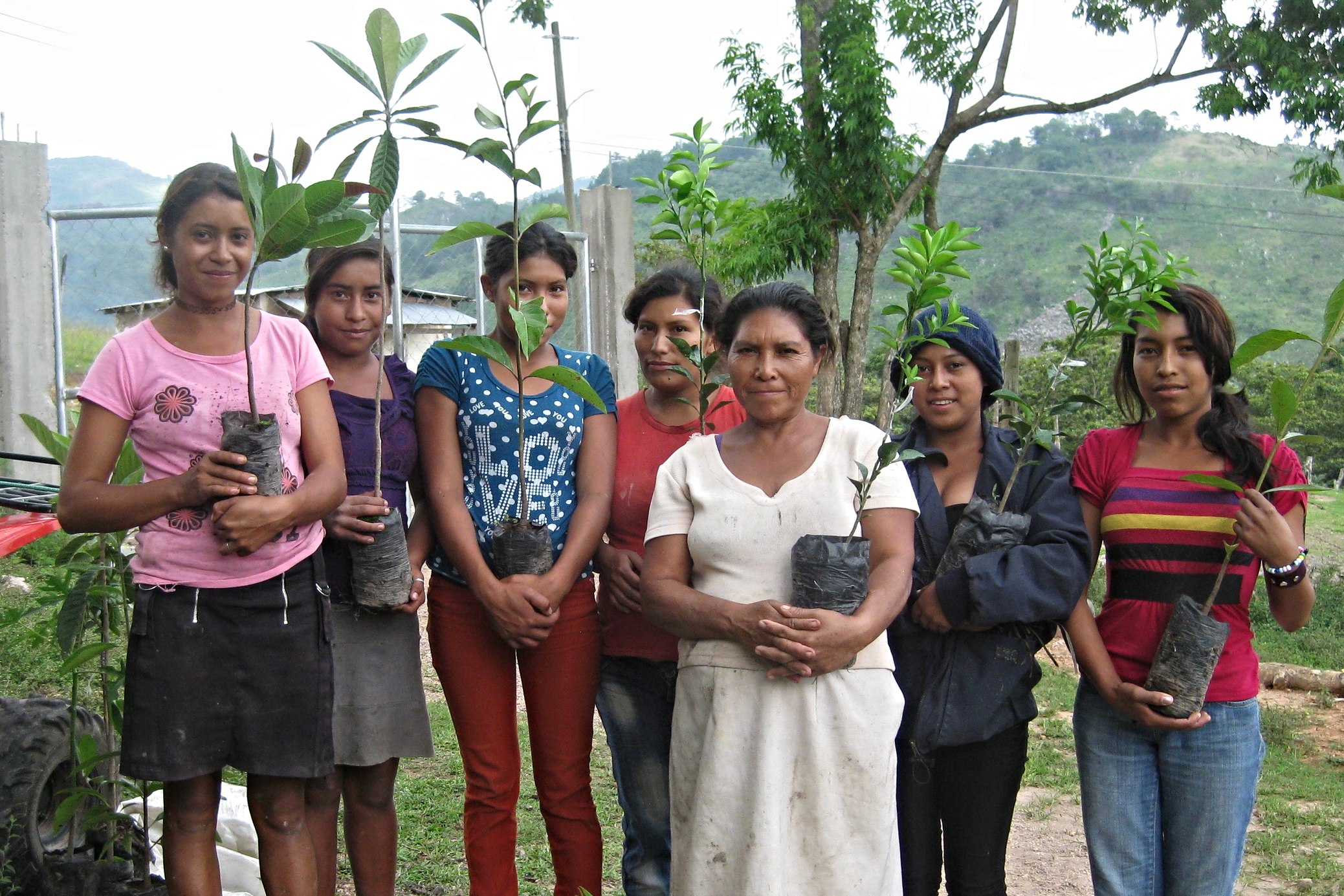 Women in Santa Cruz del Dulce, Honduras with tree seedlings - photo by Consuelo Hernández