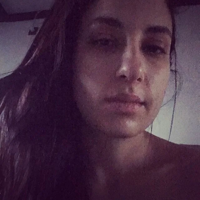 Conselhos para uma mulher forte 
Se és uma mulher forte
te protejas das hordas que desejarão
almoçar teu coração.
Elas usam todos os disfarces dos carnavais da terra:
se vestem como culpas, como oportunidades, como preços que se precisa pagar.
Te cutucam a alma; metem o aço de seus olhares ou de seus prantos
até o mais profundo do magma de tua essência
não para alumbrar-se com teu fogo
senão para apagar a paixão
a erudição de tuas fantasias.

Se és uma mulher forte
tens que saber que o ar que te nutre
carrega também parasitas, varejeiras,
miúdos insetos que buscarão se alojar em teu sangue
e se nutrir do quanto é sólido e grande em ti.

Não percas a compaixão, mas teme tudo que te conduz
a negar-te a palavra, a esconder quem és,
tudo que te obrigue a abrandar-se
e te prometa um reino terrestre em troca
de um sorriso complacente.

Se és uma mulher forte
prepara-te para a batalha:
aprende a estar sozinha
a dormir na mais absoluta escuridão sem medo
que ninguém te lance cordas quando rugir a tormenta
a nadar contra a corrente.

Treine-se nos ofícios da reflexão e do intelecto.
Lê, faz o amor a ti mesma, constrói teu castelo
o rodeia de fossos profundos
mas lhe faça amplas portas e janelas.

É fundamental que cultives enormes amizades
que os que te rodeiam e queiram saibam o que és
que te faças um círculo de fogueiras e acendas no centro de tua habitação
uma estufa sempre ardente de onde se mantenha o fervor de teus sonhos.

Se és uma mulher forte
se proteja com palavras e árvores
e invoca a memória de mulheres antigas.

Saberás que és um campo magnético
até onde viajarão uivando os pregos enferrujados
e o óxido mortal de todos os naufrágios.
Ampara, mas te ampara primeiro.
Guarda as distâncias.
Te constrói. Te cuida.
Entesoura teu poder.
O defenda.
O faça por você.
Te peço em nome de todas nós.

Gioconda Belli, Nicarágua, 1948