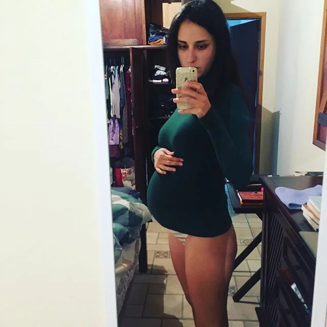 sorry, só tenho foto de grávida assim, feita no espelho com o celular, geralmente acabando de sair do banho. Sem grandes produções porque amor e beleza são simples e as intensidades que tenho vivido não têm tempo de sair nas fotos. Fica esse registro de 33 semanas de um domingo gelado e eu aqui à espera de Lila e da primavera 🌸