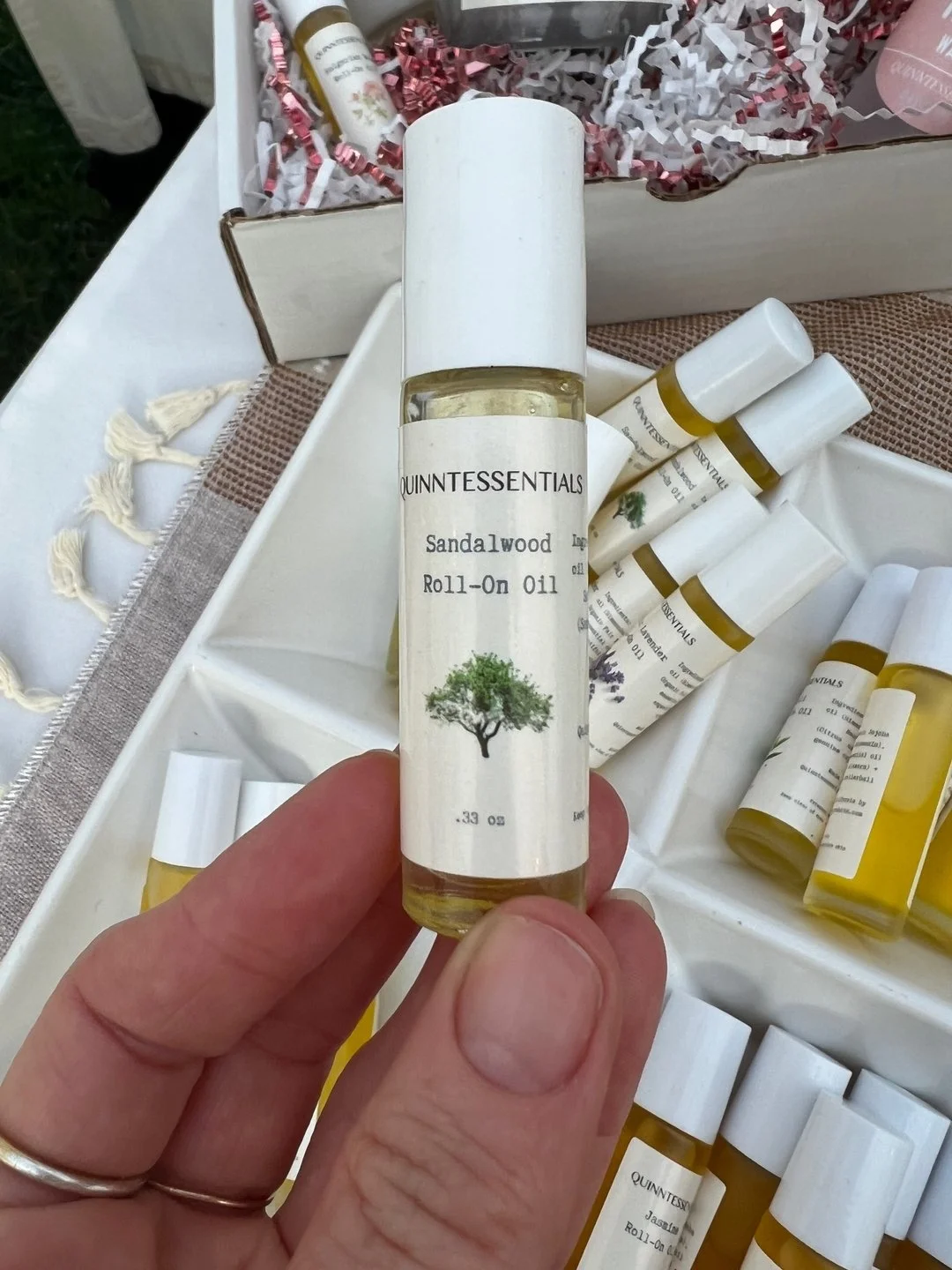 🌿 Discover the Beauty of Sandalwood 🌿 ⁣
Did you know that Sandalwood, scientifically known as Santalum album, is a treasure in the world of aromatherapy and skincare? 🌸 This fragrant wood offers a myriad of benefits, from calming anxiety to nurtur