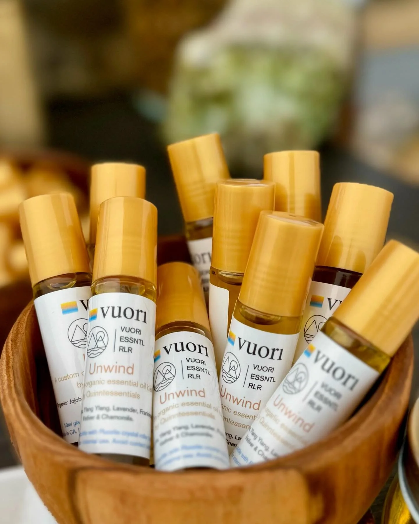 ✨ Quinntessentials was thrilled to create signature scents for Vuori&rsquo;s employee summer event! 🌞 It was an incredible experience setting up a station where attendees crafted their own roll-on oils under the guidance of Julie Quinn from Quinntes