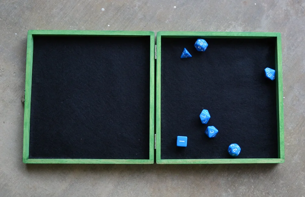 Green tray plainblack dice.jpg