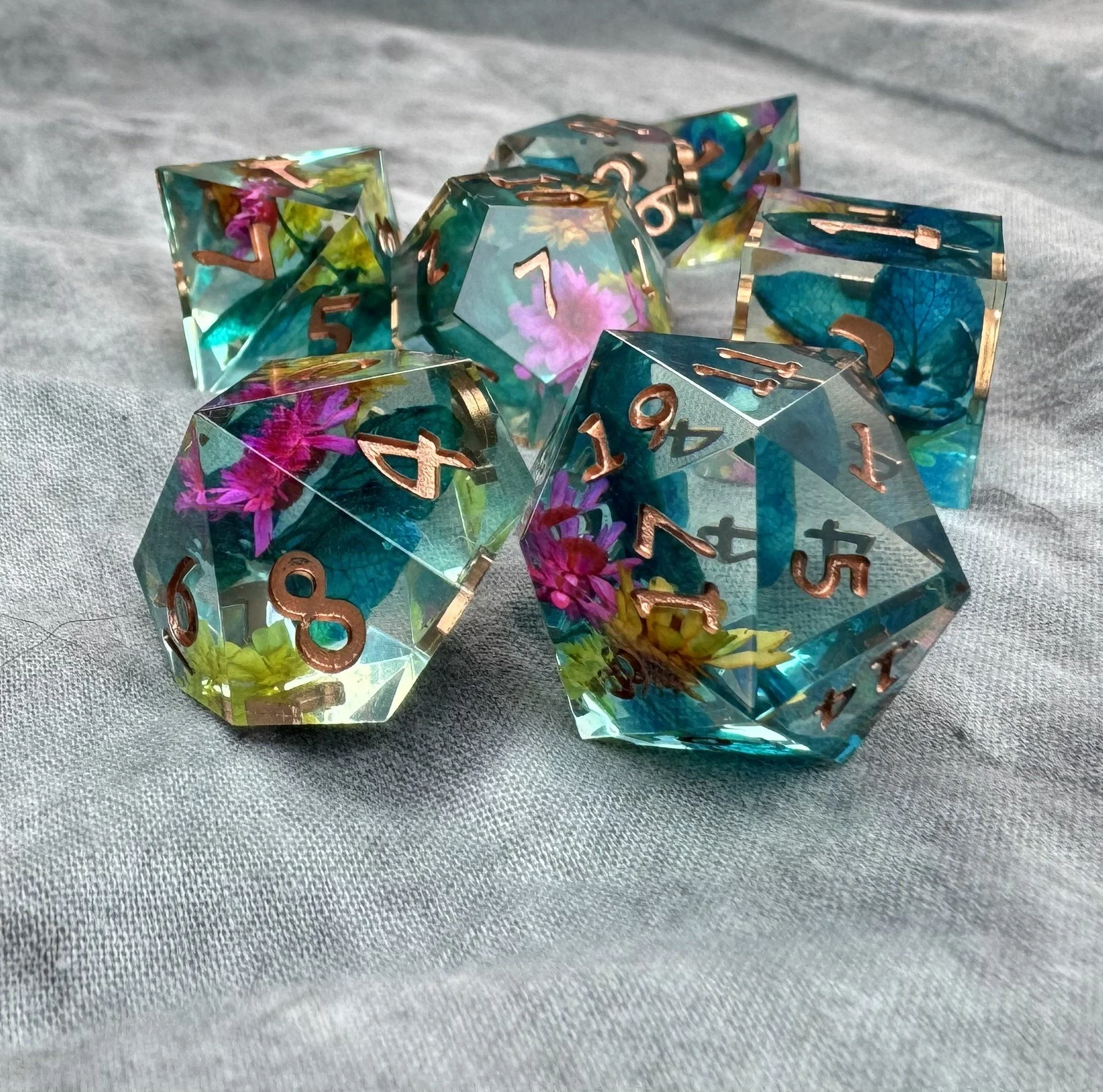 sharp-edge-clear-flower-dice-set.jpg
