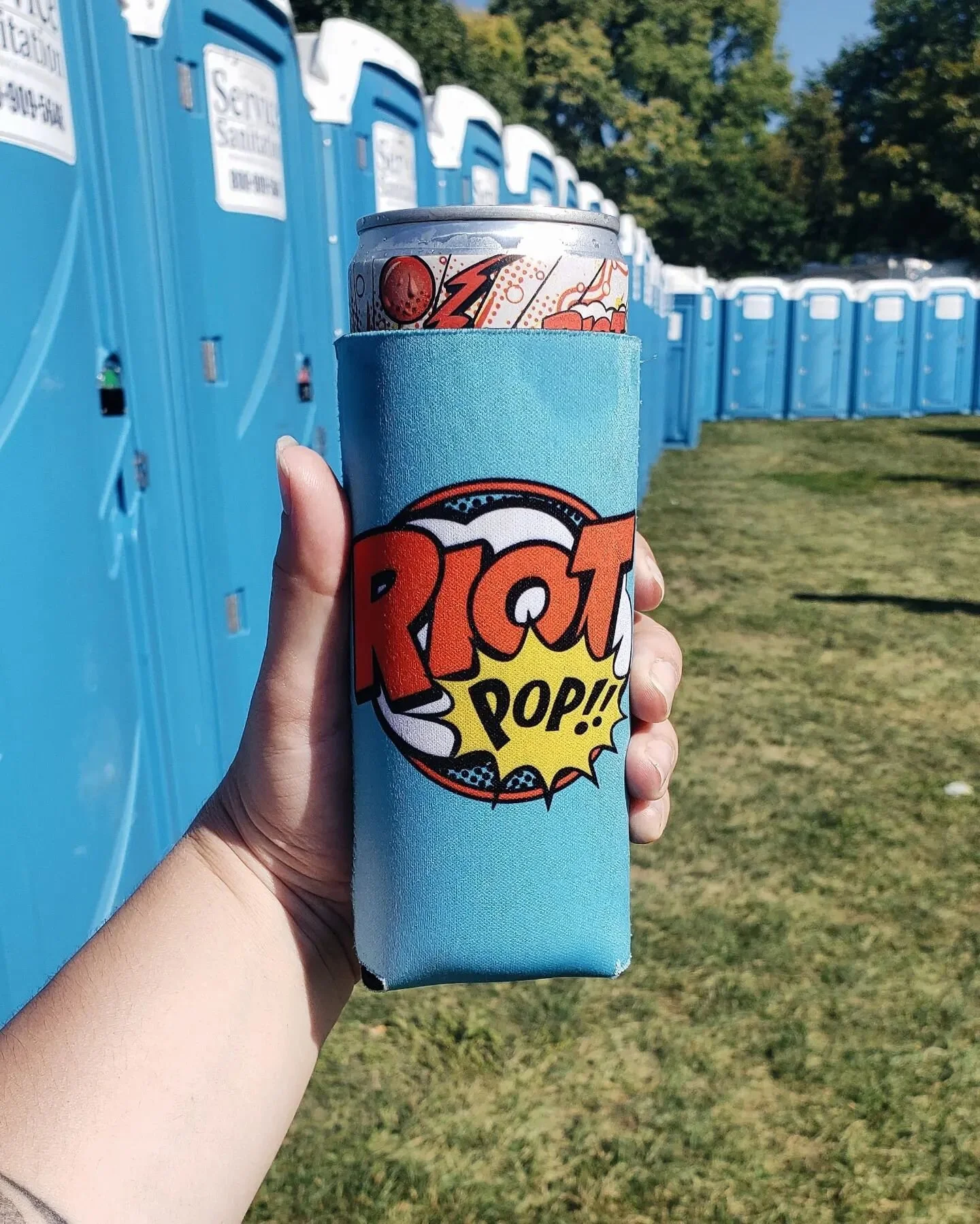 Happy Riot Fest Weekend to those who celebrate! I love how the branding clearly is inspired by porta potties. I see you @riot_fest. 💙

Thanks for the tickets @drinkriotpop ! All the electrolytes this weekend. 🤘
