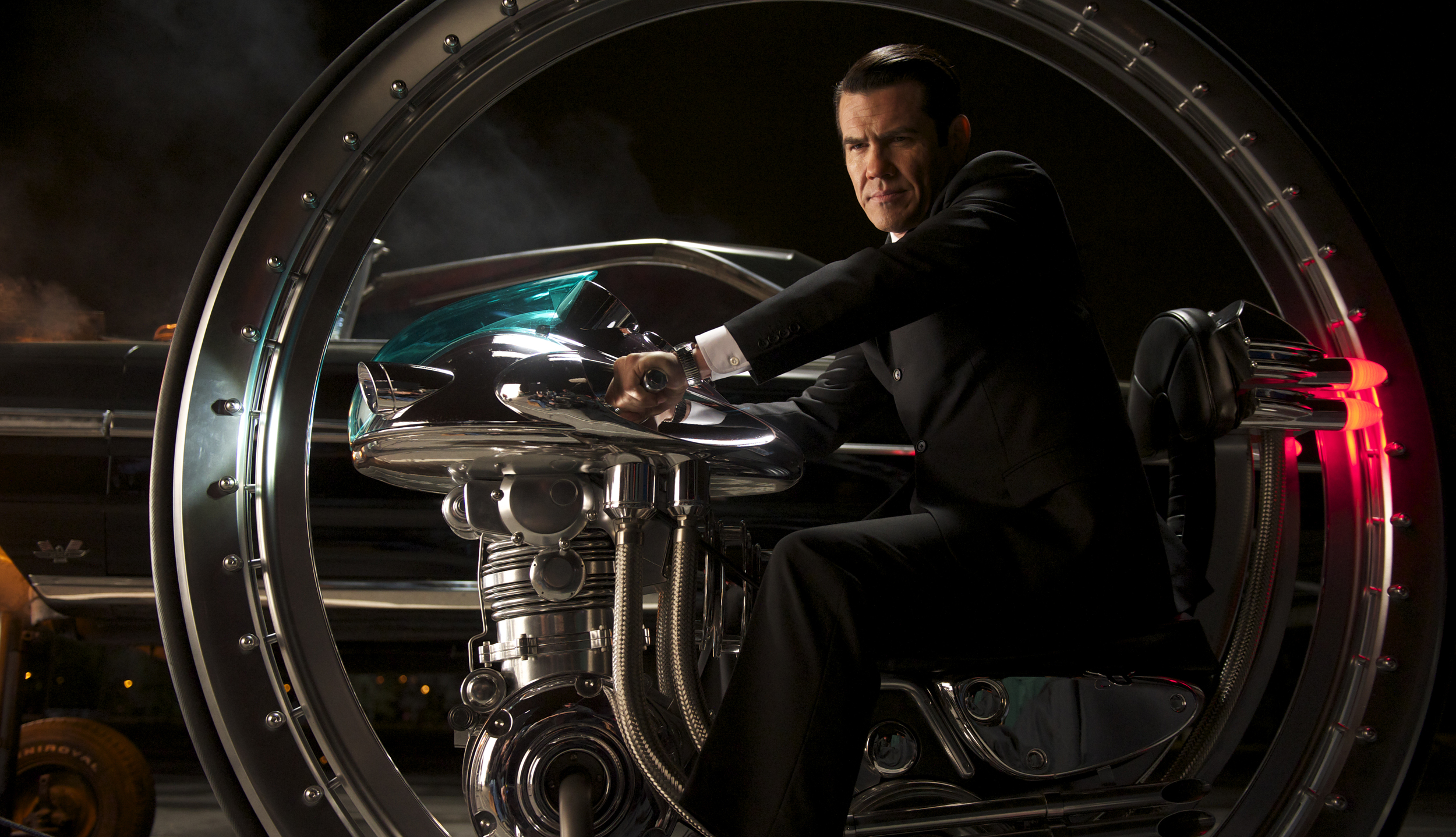 Josh Brolin as Agent K tells J how to drive in Men in Black 3 (2012)