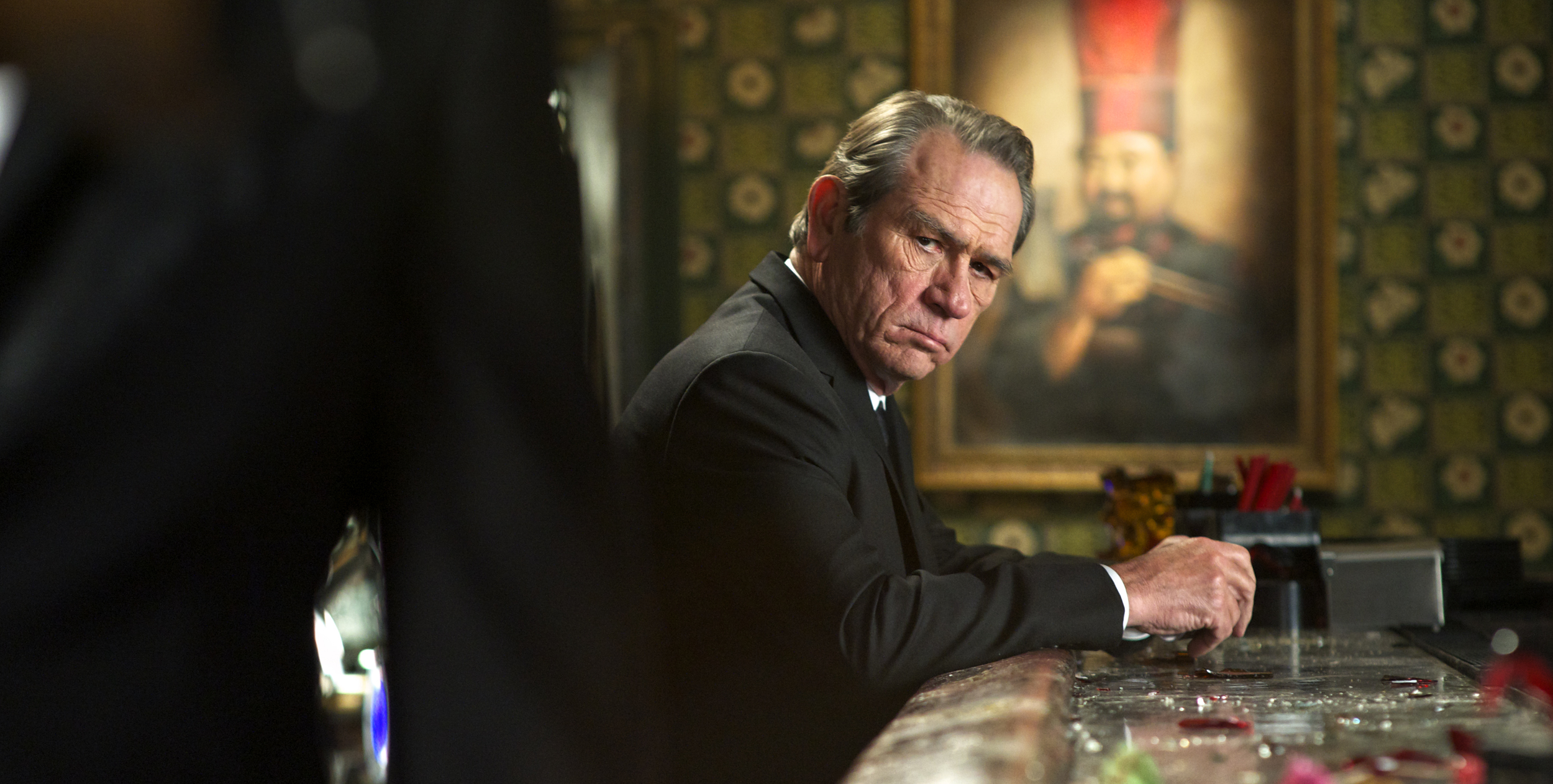 Tommy Lee Jones as Agent K looks down the bar at me on the set of Men in Black 3 (2012)