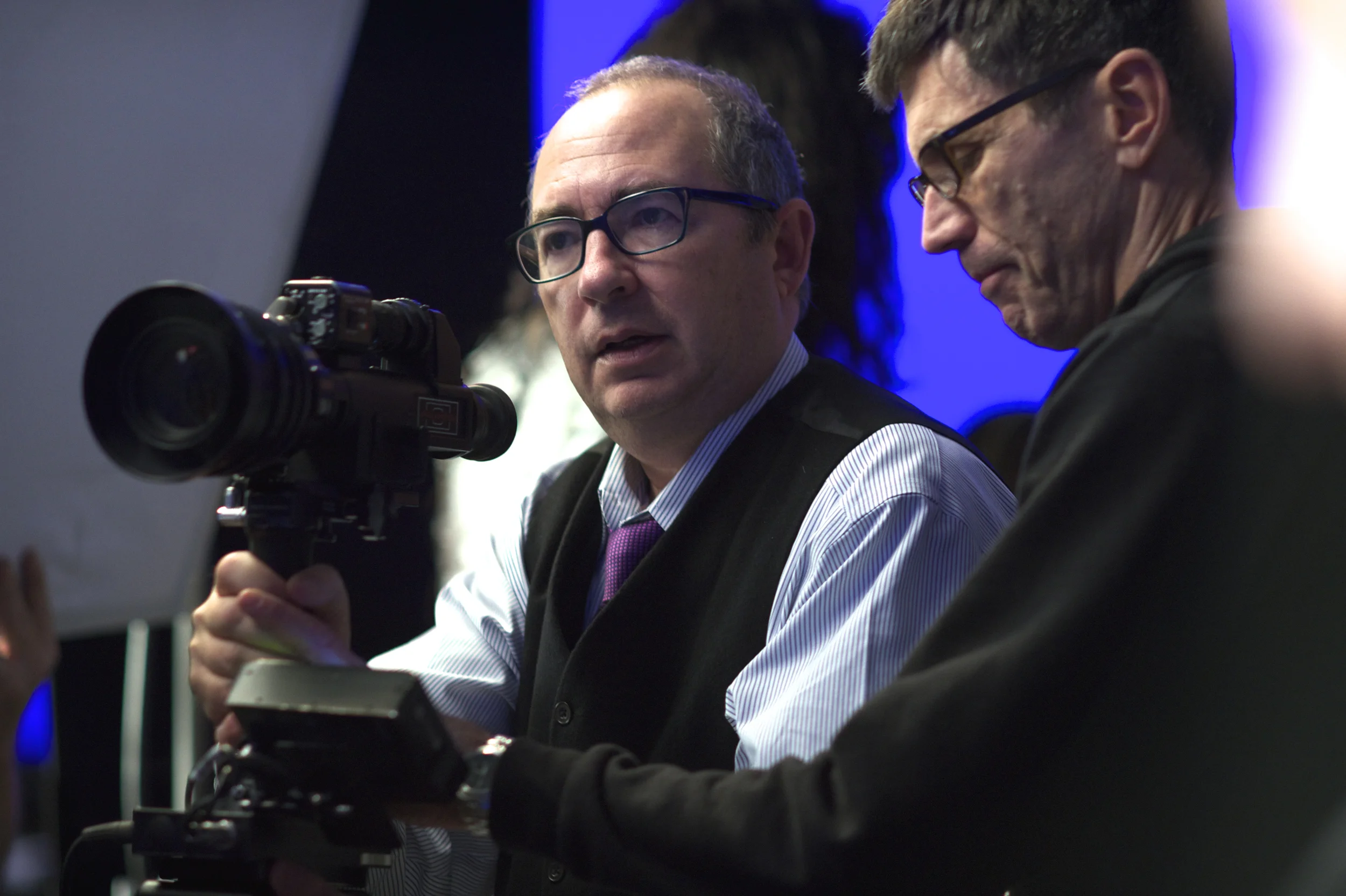 Director Barry Sonnenfeld and Director of Photography Bill Pope line up a shot in Men in Black 3 (2012)