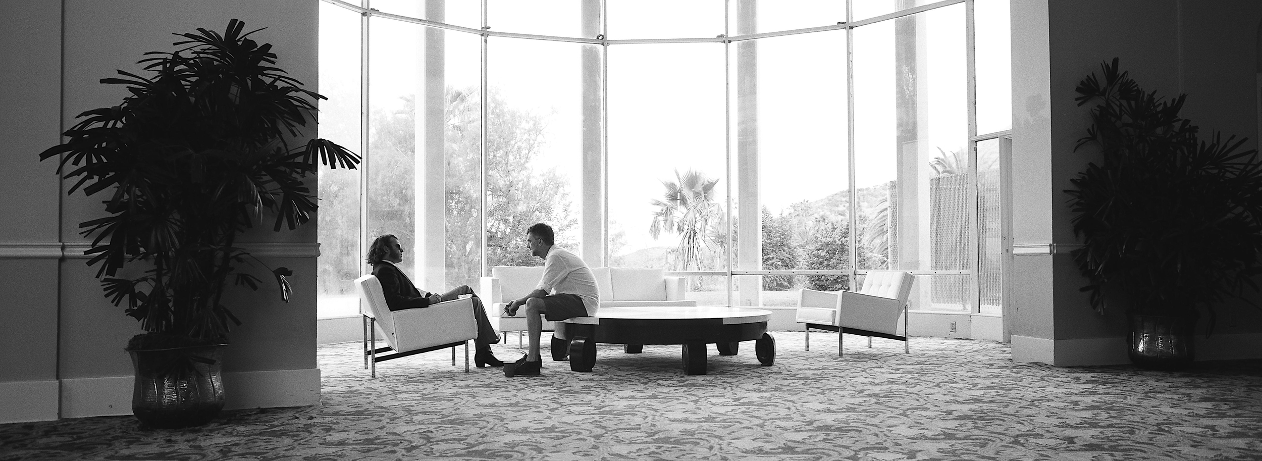 Joaquin Phoenix and Paul Thomas Anderson discuss stuff and things in Inherent Vice (2014)