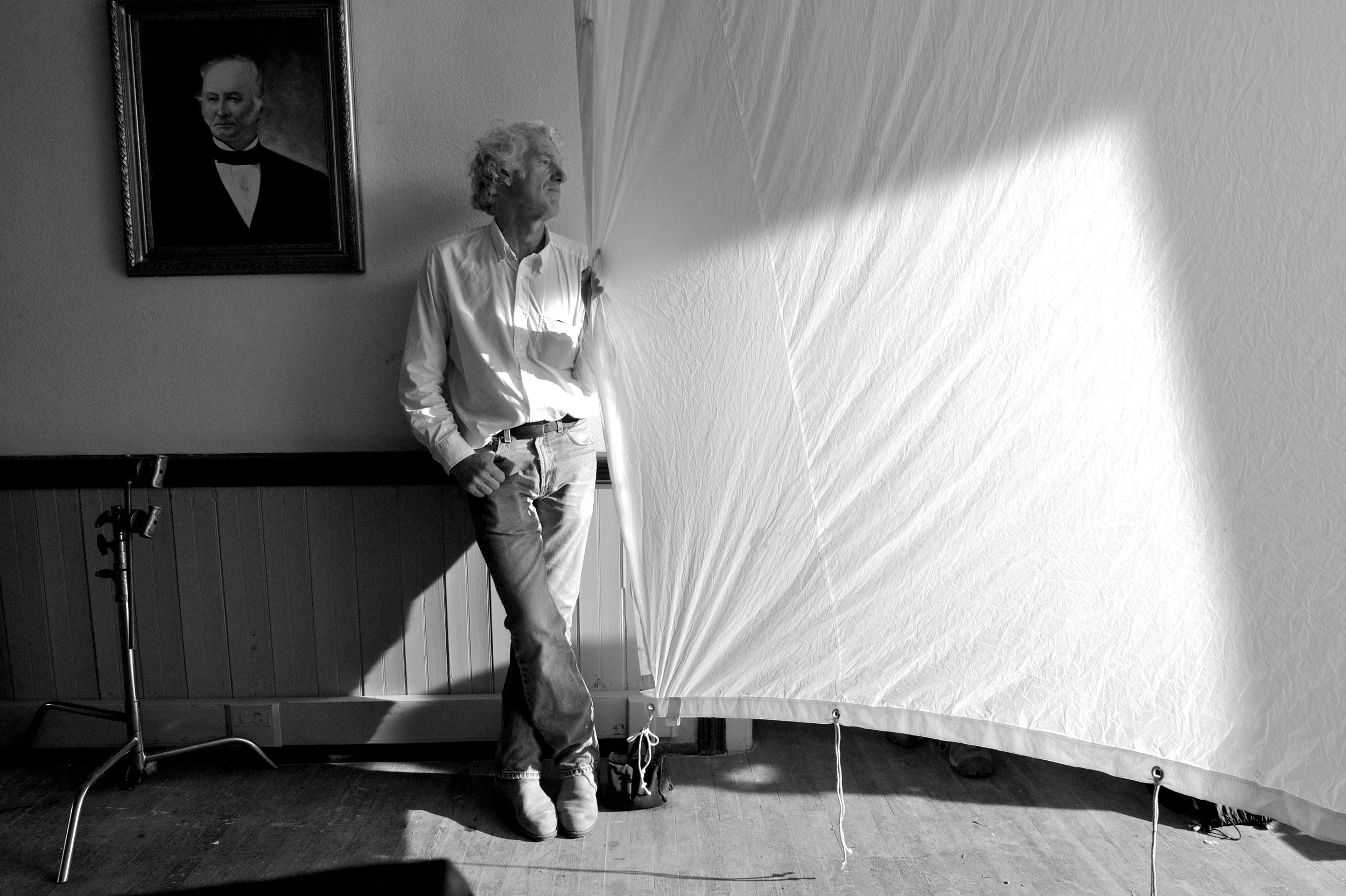 Director of Photography Roger Deakins looks behind a bounce on the set of True Grit (2010)