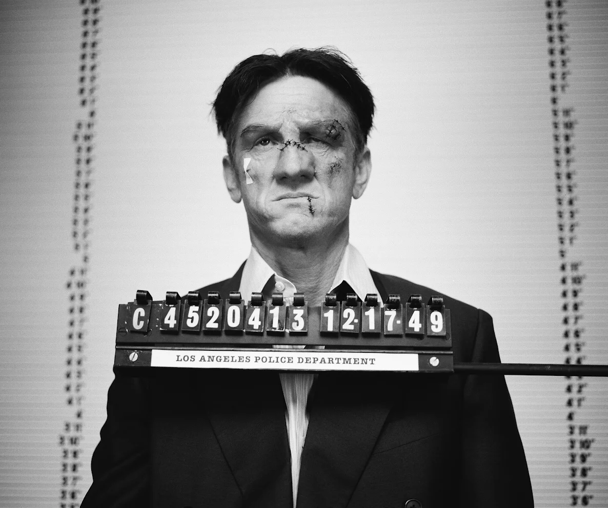 Sean Penn as Mickey Cohen getting his photo taken in Gangster Squad (2013)