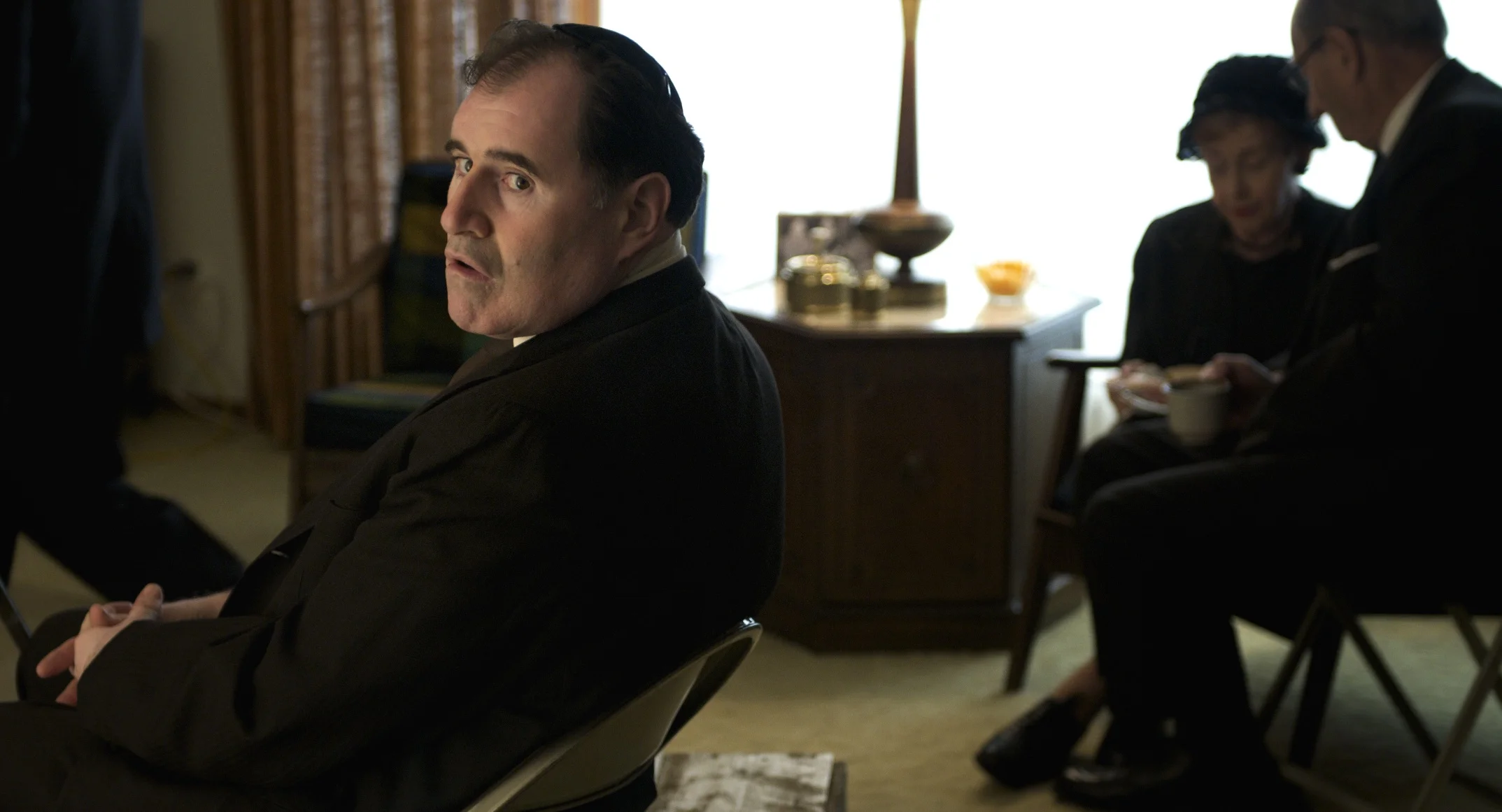 Richard Kind as Uncle Arthur listening to the cops in A Seriouss Man (2009)