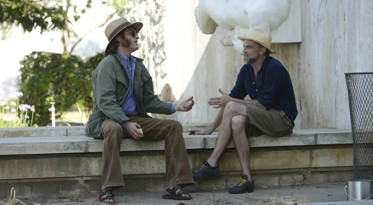 Paul Thomas Anderson and Joaquin Phoenix talk between takes on the set of Inherent Vice (2014)