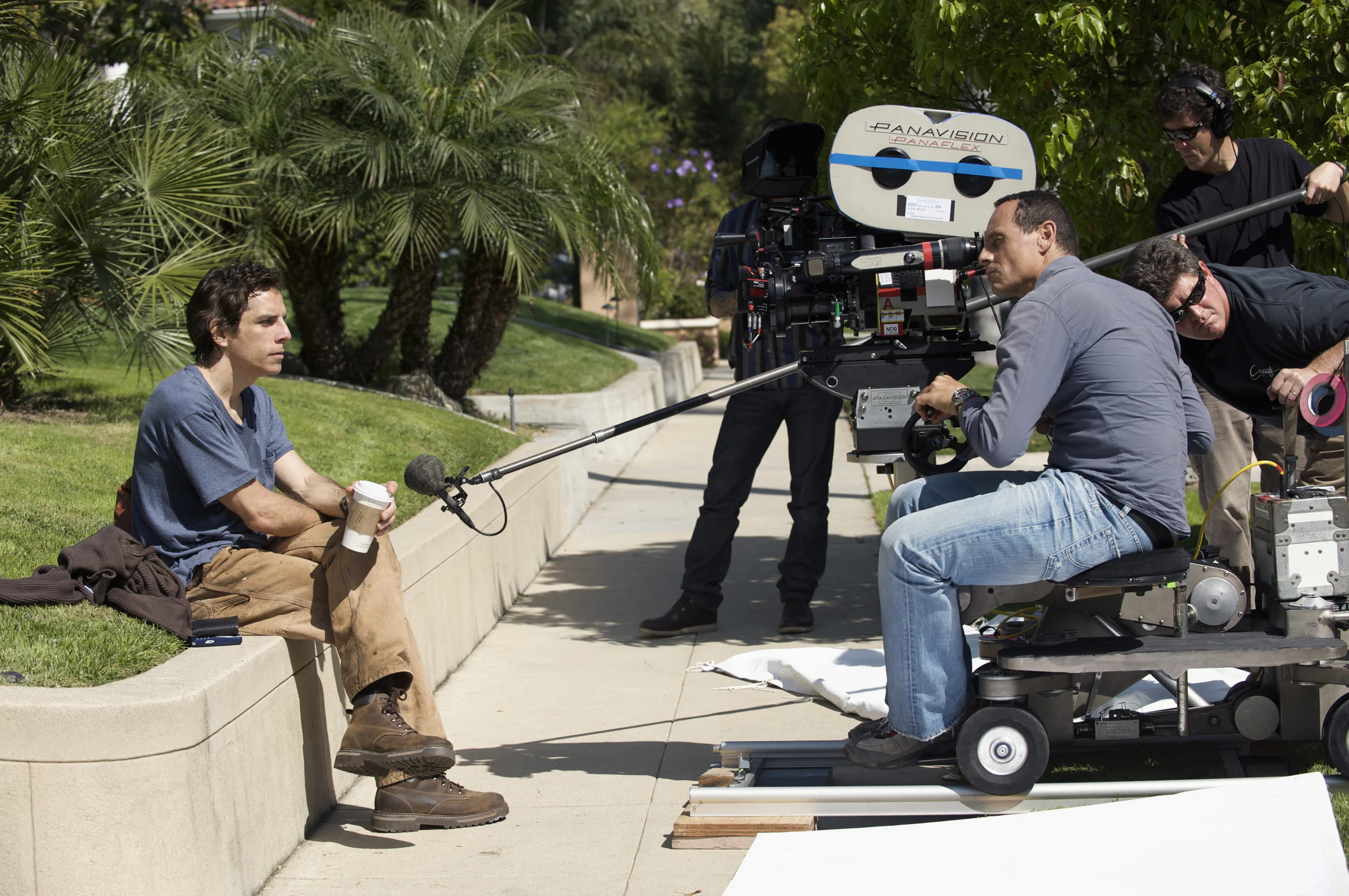 Ben Stiller and operator Jacques Jouffret on the sidewalk set of Greenberg (2010)