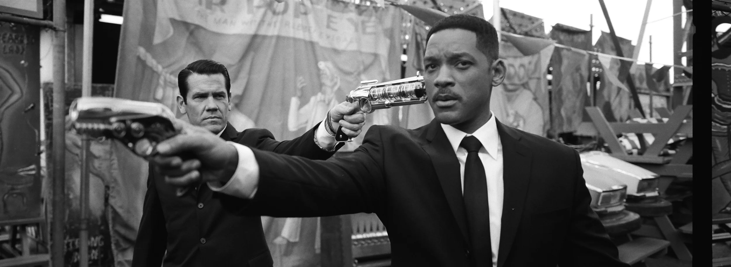 Josh Brolin as Agent K and Will Smith as Agent J in a showdown of sorts in Men in Black 3 (2012)