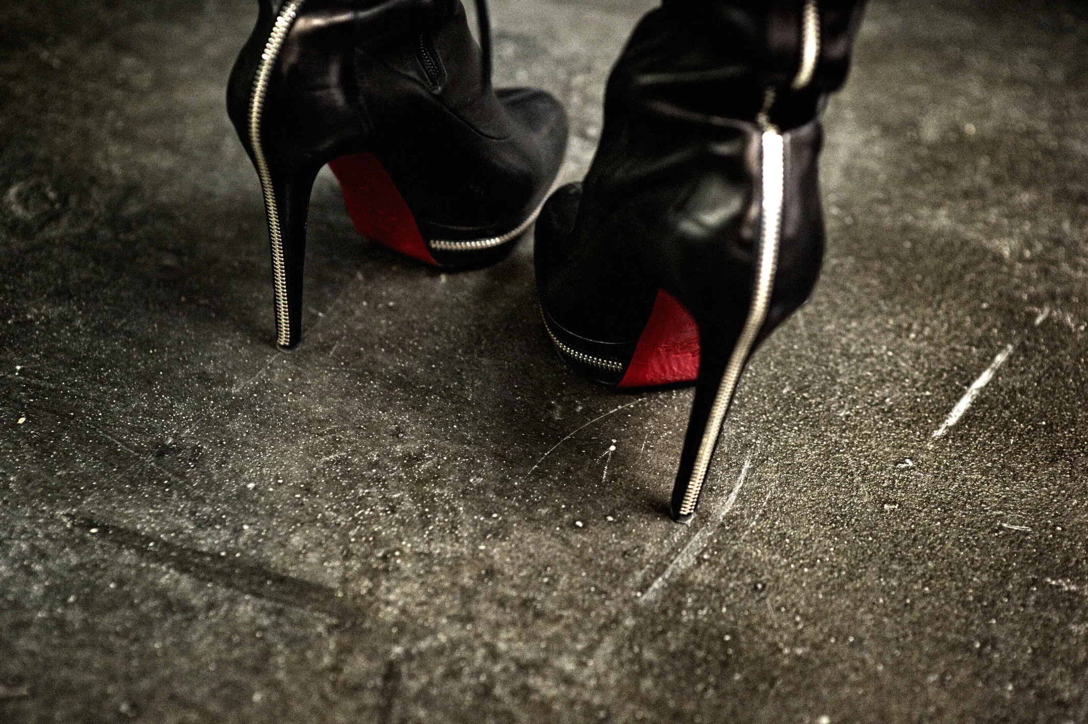 Boris’s Girlfriend very pricey shoes in Men in Black 3 (2012)