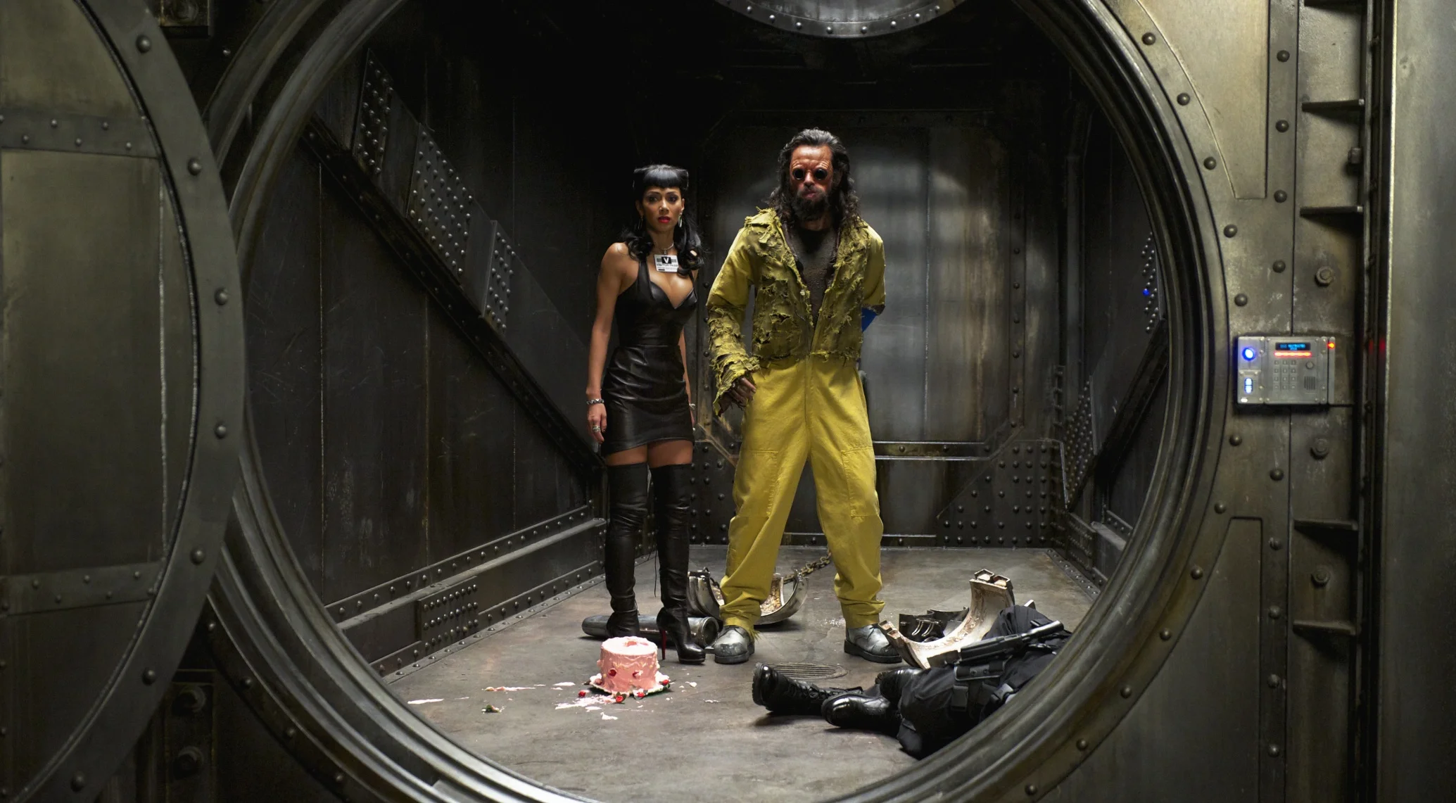 Nicole Scherzinger as Boris’s Girlfriend and Jemaine Clement as Boris (The Animal) make a break for it in Men in Black 3 (2012)