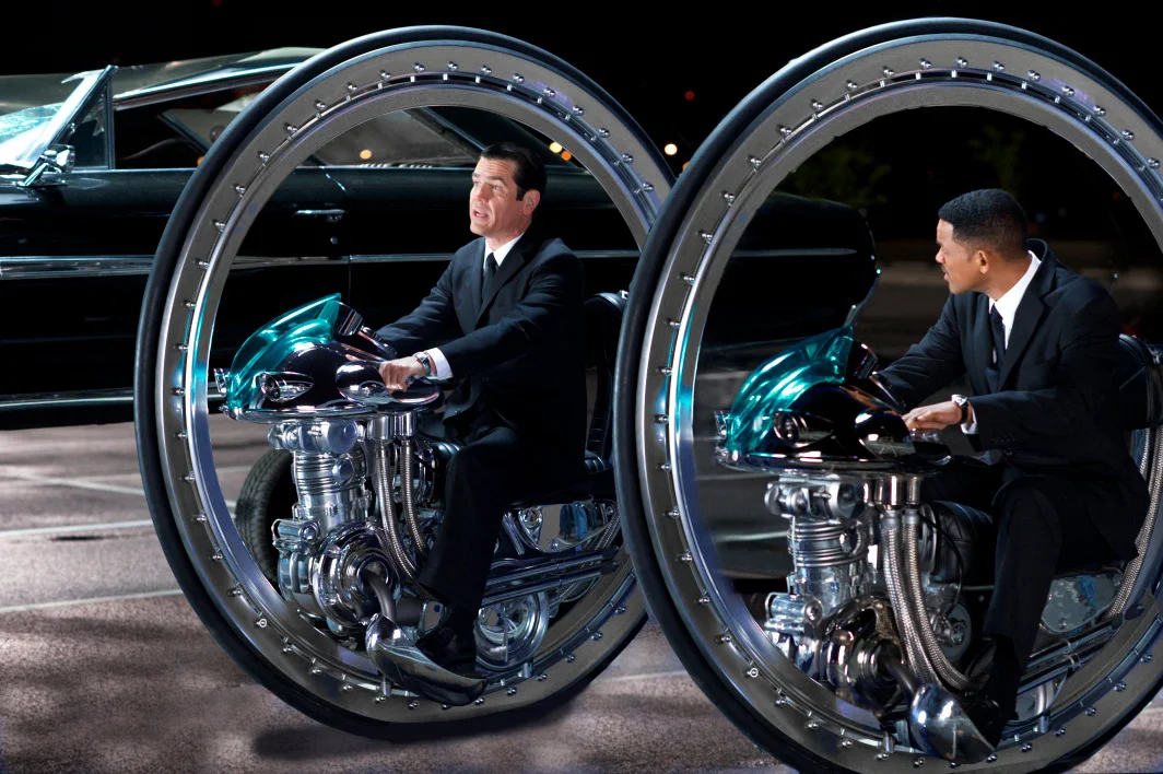 Josh Brolin as Agent K and Will Smith as Agent J about to take off in Men in Black 3 (2012)