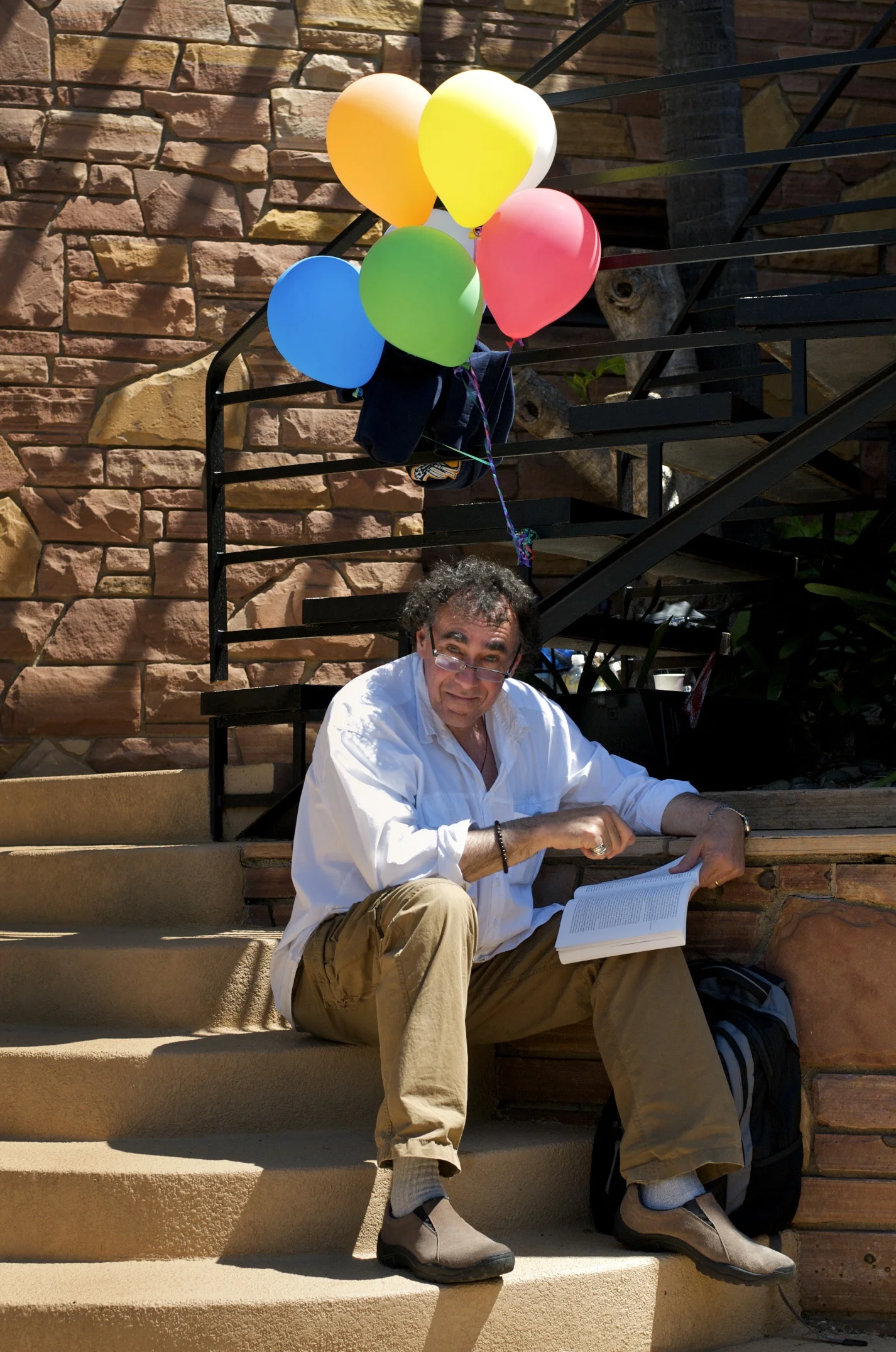 Publicist Rob Harris with Balloons, on the set of Greenberg (2010)