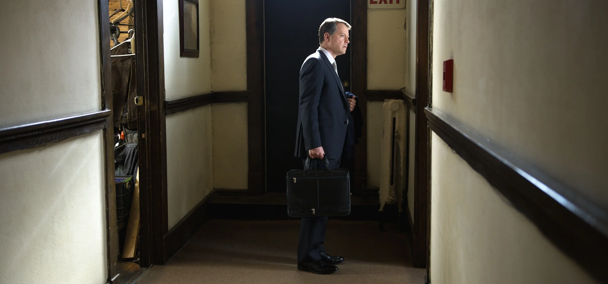 Greg Kinnear as Mickey Prohaska in hallway in Thin Ice (2011)