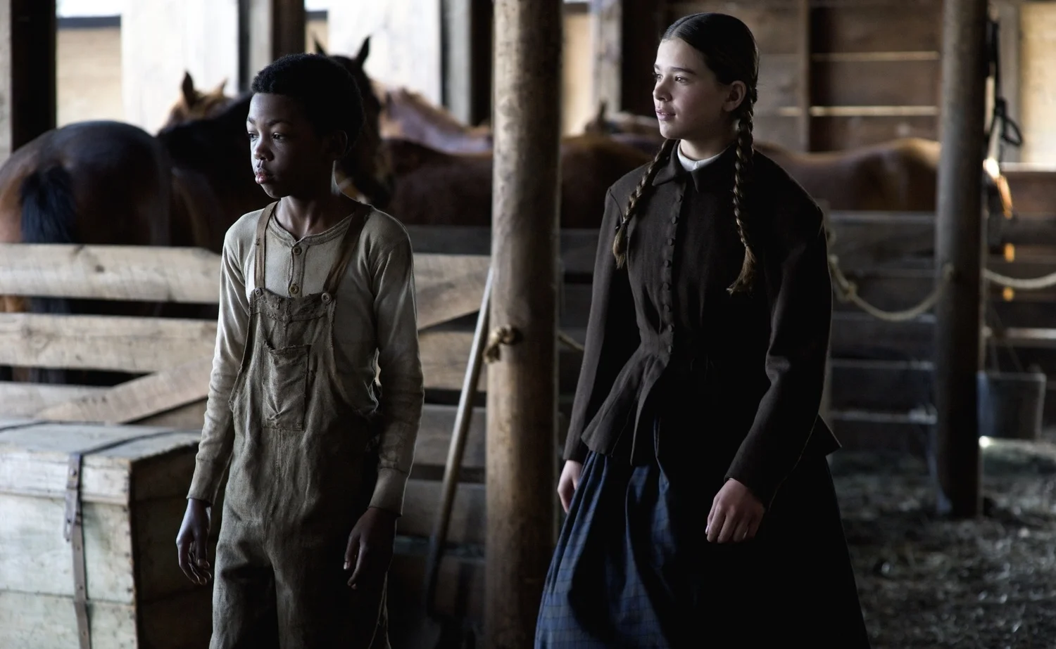 Orlando Smart as Stableboy and Hailee Steinfeld as Mattie Ross meeting her new horse in True Grit (2010)
