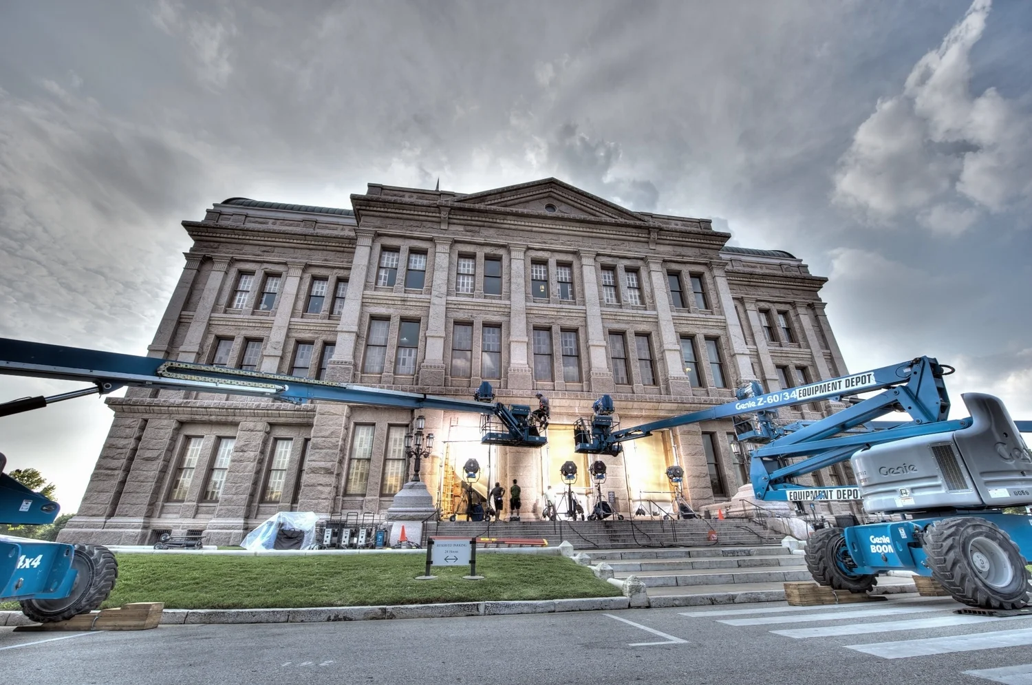 Austin courthouse location as lighting gets set up on the set of True Grit (2010)