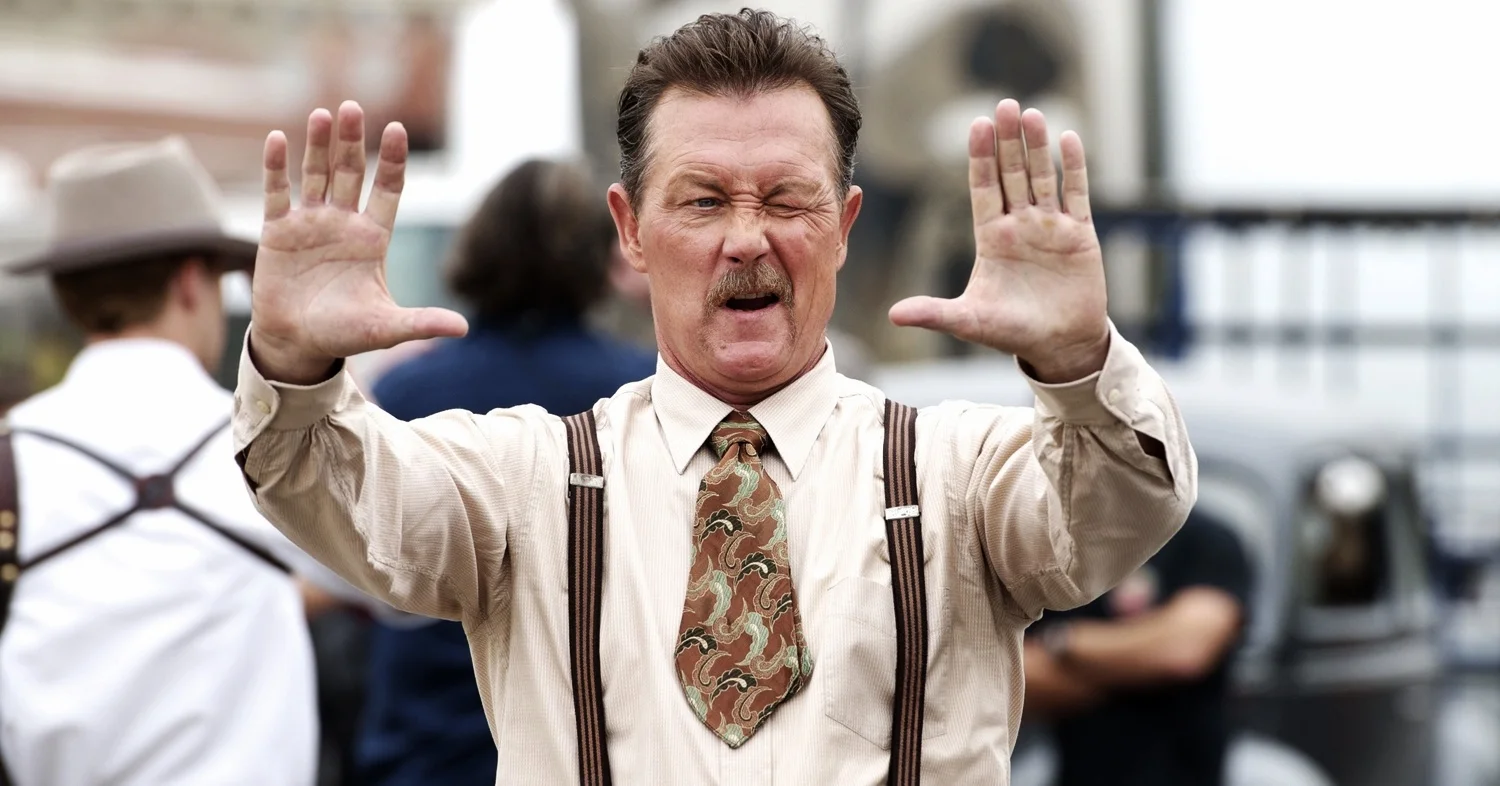 Robert Patrick sizes up his own shot on the set of Gangster Squad (2013)