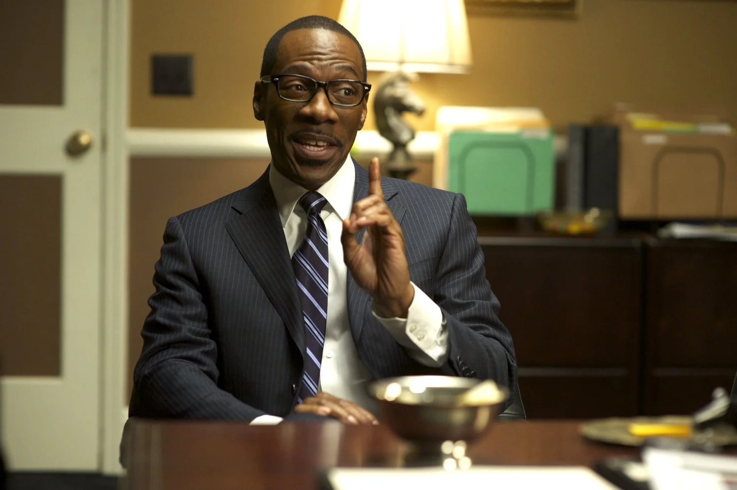Eddie Murphy as Slide ttys to talk his way through it in Tower Heist (2011)