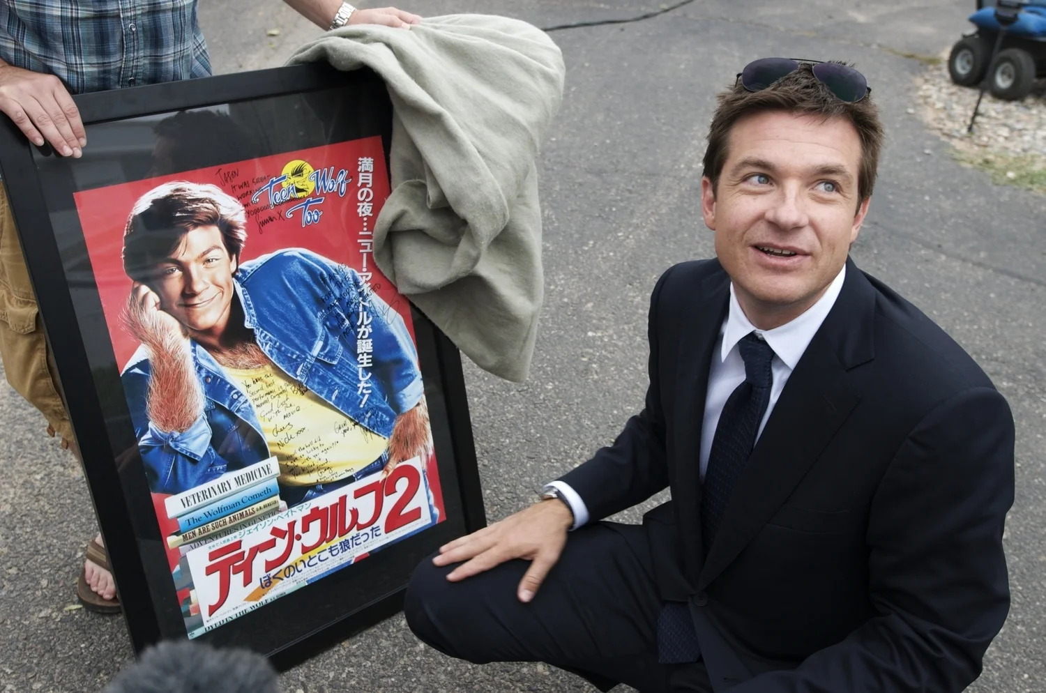 Jason Bateman receives a wrap gift that he says his wife won't let him display in their house on the set of Paul (2011)