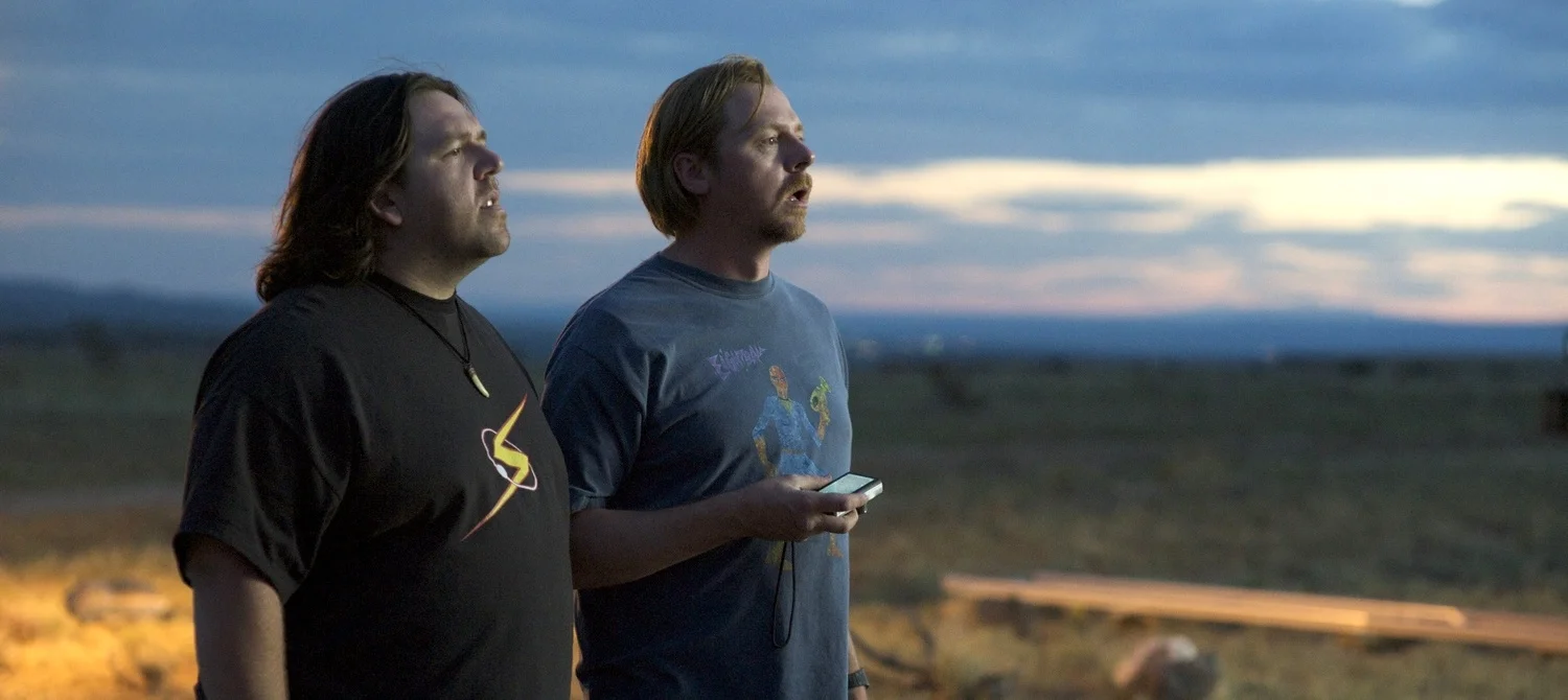 Nick Frost as Clive Gollings and Simon Pegg as Graeme Willy visit the white mailbox at the perimeter of Area 51 in Paul (2011)