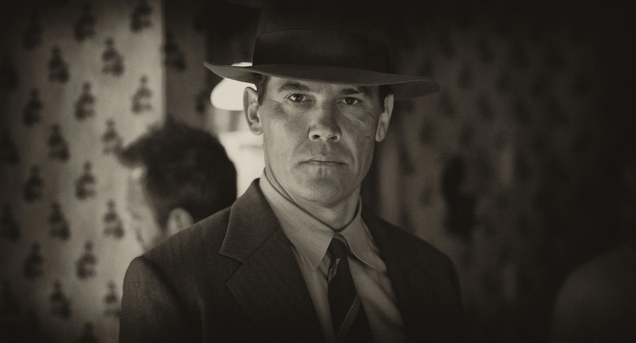 osh Brolin as Sgt. Jerry Wooters looking ahead in Gangster Squad (2013)