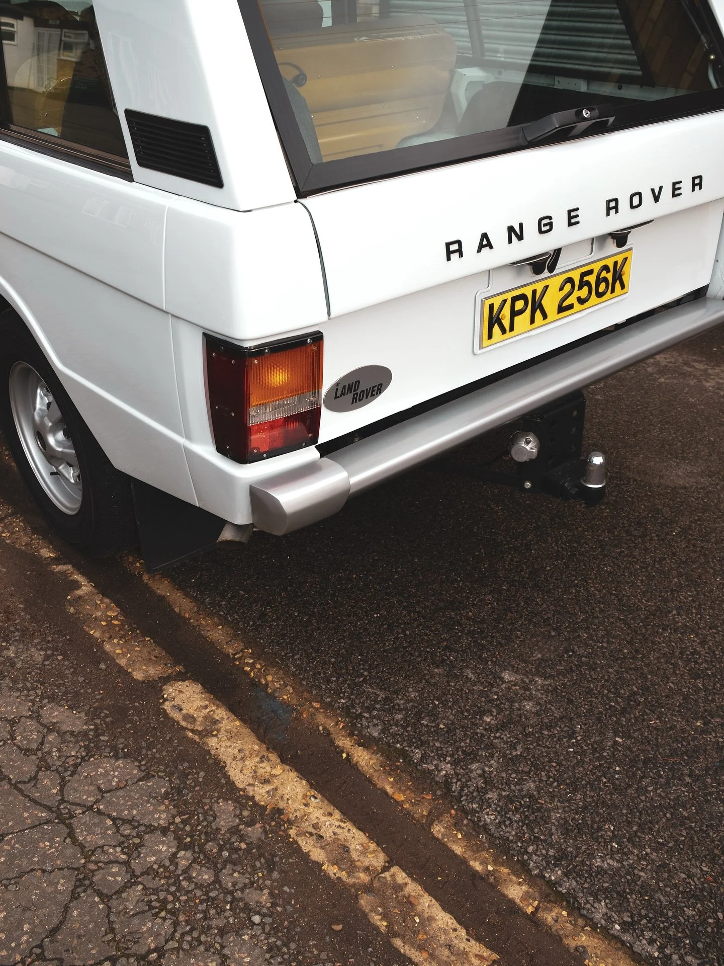 Range Rover Suffix A 2 Door in Davos White ~ what a perfect day for an autumn drive. Except this car has never been out in the wet! 

#rangeroverclassic #rangerover2door #classiccar #classiccars #classiccarrestoration #virginiawater #prestigerestorat