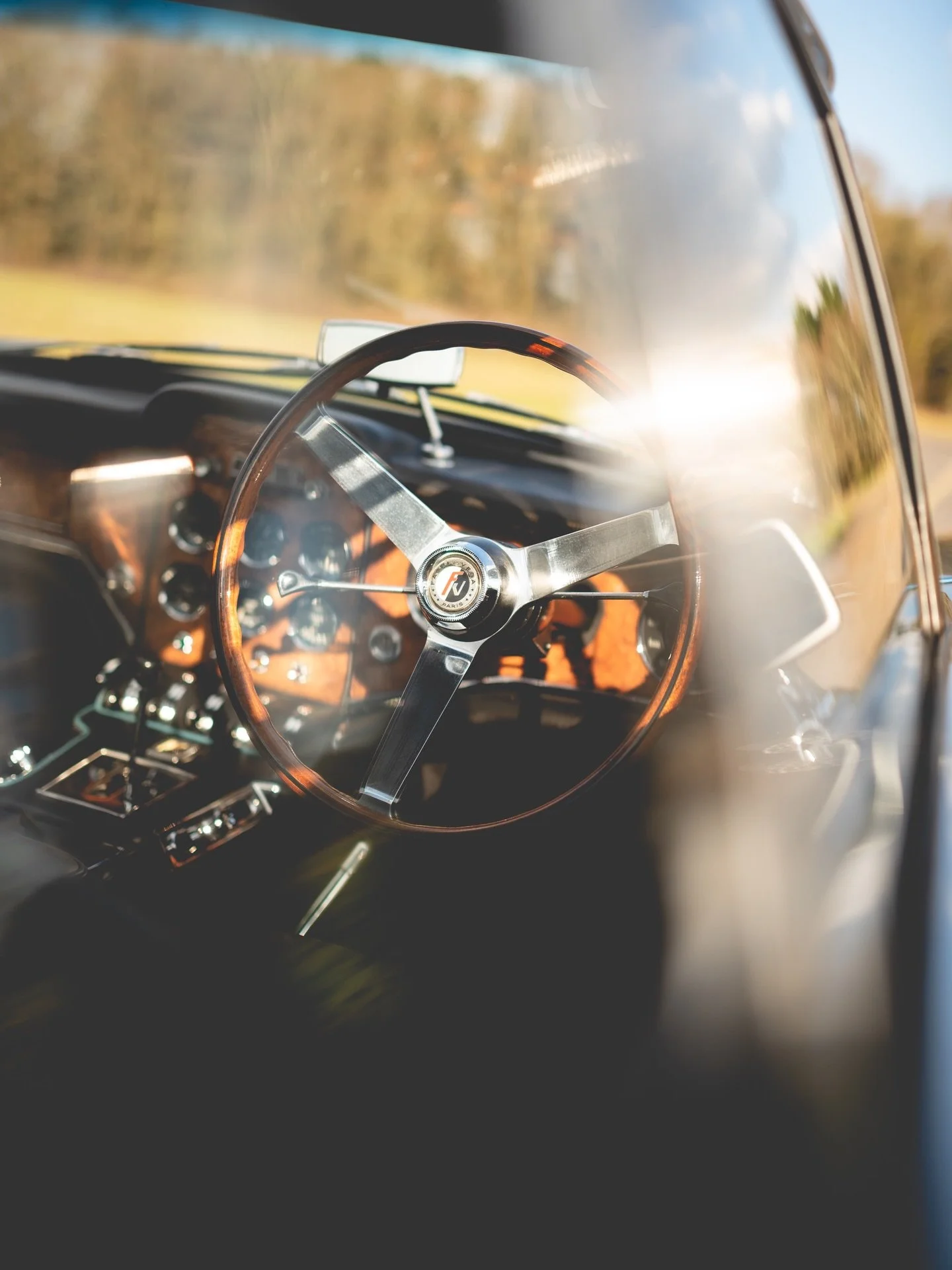 Mottled Autumnal light and a Facel Vega II 🍂 

#facelvega #classiccar #classiccarphotography #classiccarestoration #surrey #uk #prestigerestoration