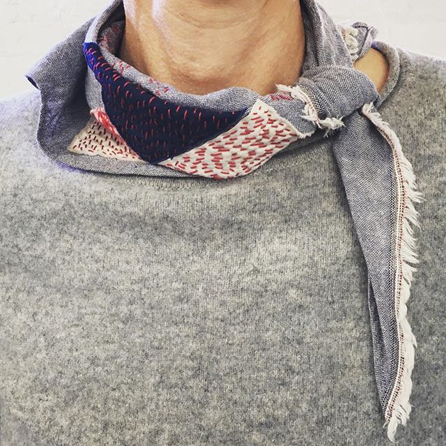 Wardrobe admiration. This scarf of a French woman in my jewelry class caught my eye and an admiration of the whole ensemble followed. The scarf uses a remnant of oxford cotton and a Japanese boro inspired hand stitch technique to appliqué swatches. Paired with this cashmere grey sweater are unseen blue hickory stripe cotton slim strait pants. Encircling her waist... a medium brown leather belt...her wrist a matching watchband. Down to her ankles socks with organic shapes in warm browns, creams and apricots peek above worn black boots. The composed image is casual, artful, curated elegance.
PM or email me at chris@chrisrumery.com if you too would like effortless considered looks that command admiration of your très chic.🧣🐩✨
#scarf #scarfstyle #unknownartistinbrooklynsomewhereirespectyourhandwork #shoppingwingman
#wardrobestories #closetcurator #closetcuration #closet #personalstylist #personalstyle #wardrobe #style #stylist #wardrobestylist #women #transformation #transgender #youareperfect #youarebeautiful