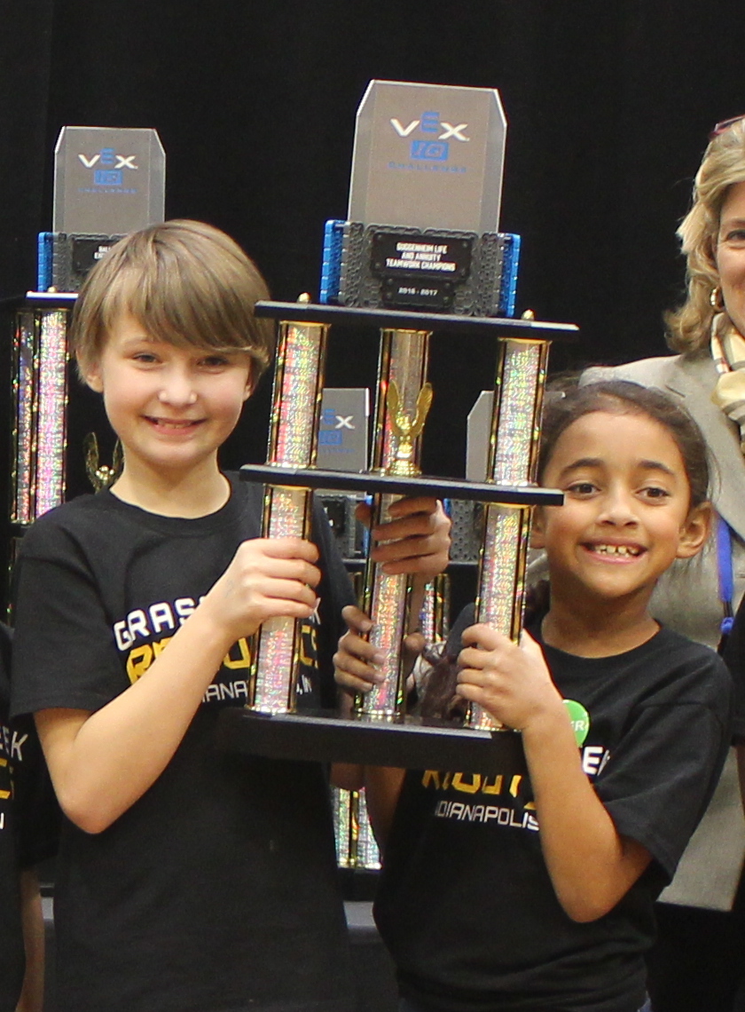 Jala and Natalie hold the Teamwork Champions trophy at the 2017 IndyVRC.
