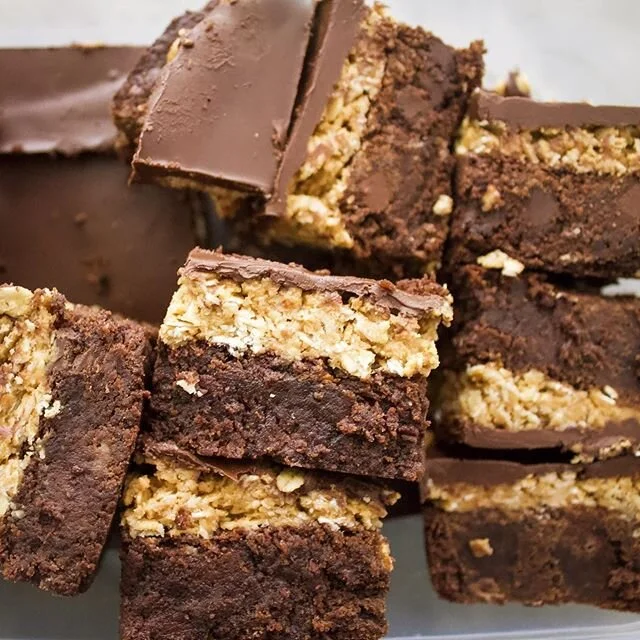 Coffee + brownies + raw granola + chocolate glaze = the perfect 2-nap dessert for you! (Yes, I now measure everything in how many of Oliver&rsquo;s naps it takes to do something😴) so simple. so decadent. ☕️🍫New recipe at www.katiebembaking.com 💁🏼