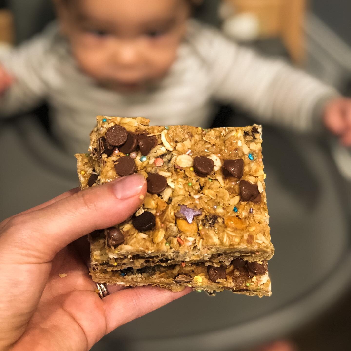 When a request was put in to add sprinkles and chocolate to these toasted oat granola bars, we delivered! An oldie but definitely a goodie of a recipe🔥😍 At katiebembaking.com💁🏼&zwj;♀️
&bull;
&bull;
&bull;
&bull;
#baker #blogger #firsttimemom #mom