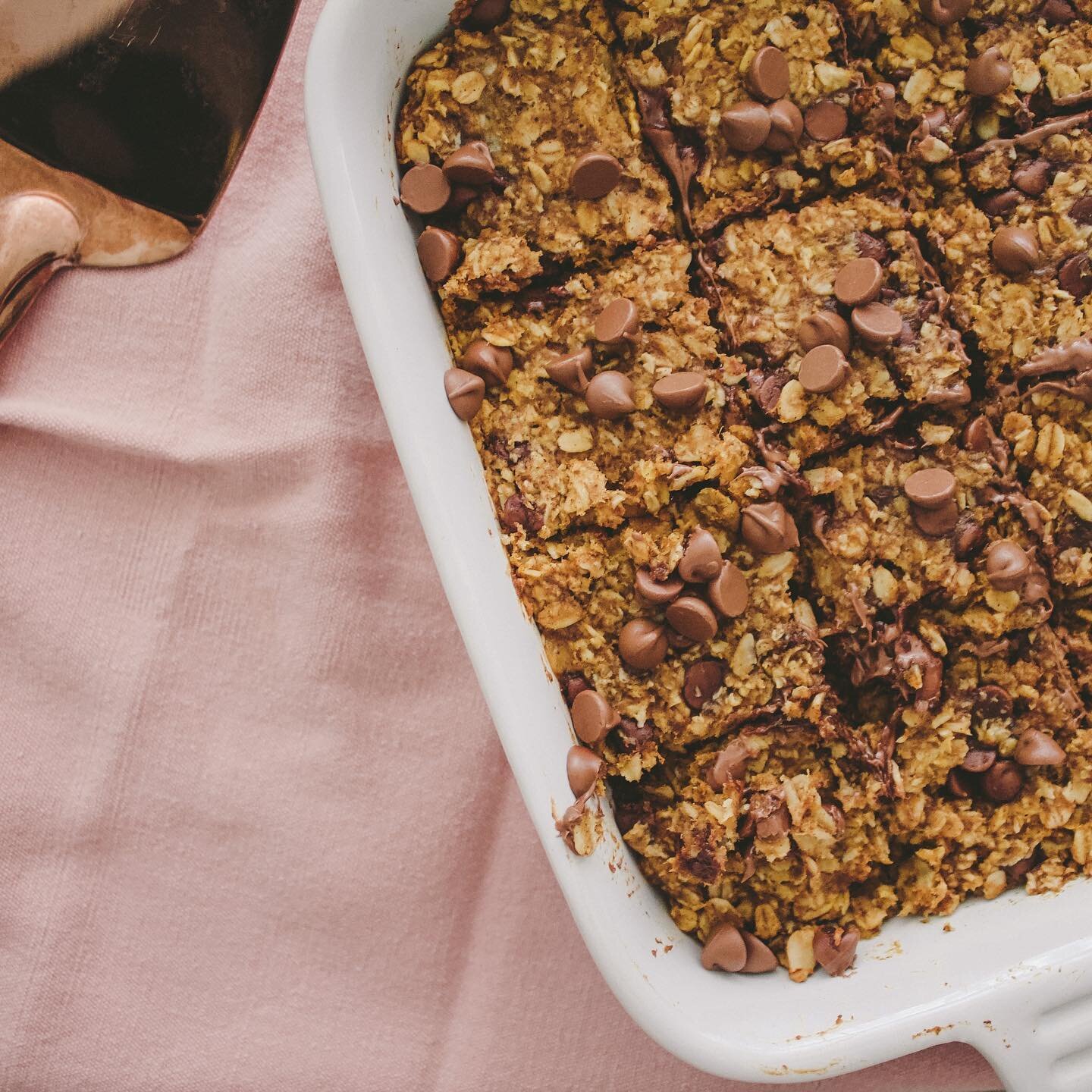 Nothing says fall at our house with an 8-month-old quite like these banana pumpkin oat bars🎃🍂In and out of your oven in 30 minutes and honestly the most perfect little energizing snack! A new must-have recipe at katiebembaking.com💁🏼&zwj;♀️
&bull;