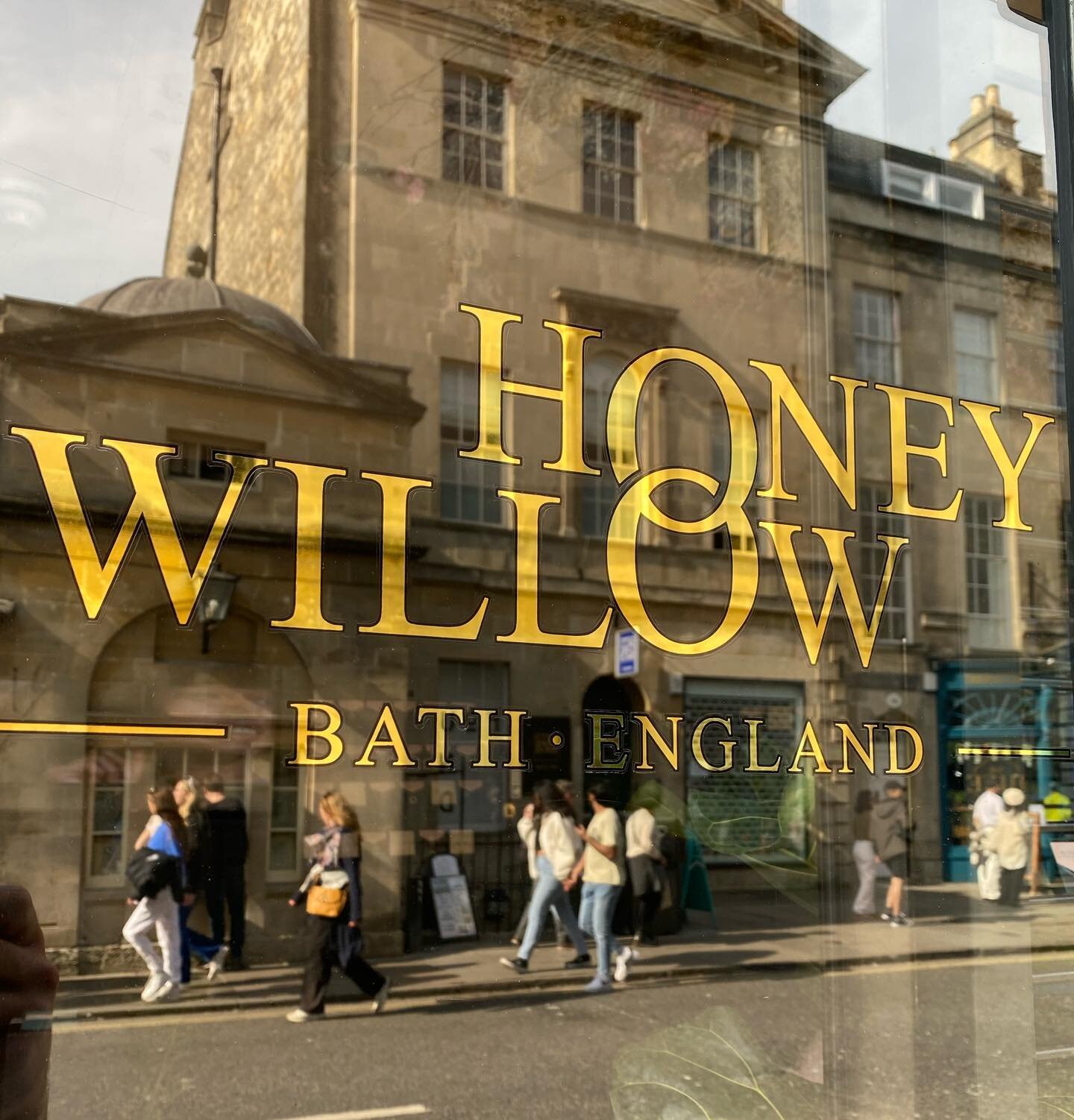 Mirror gold leaf lettering for @honeywillowjewellery 

#goldleaf #traditionalsignwriting #romanbath #signwriter #signpainter #Bath