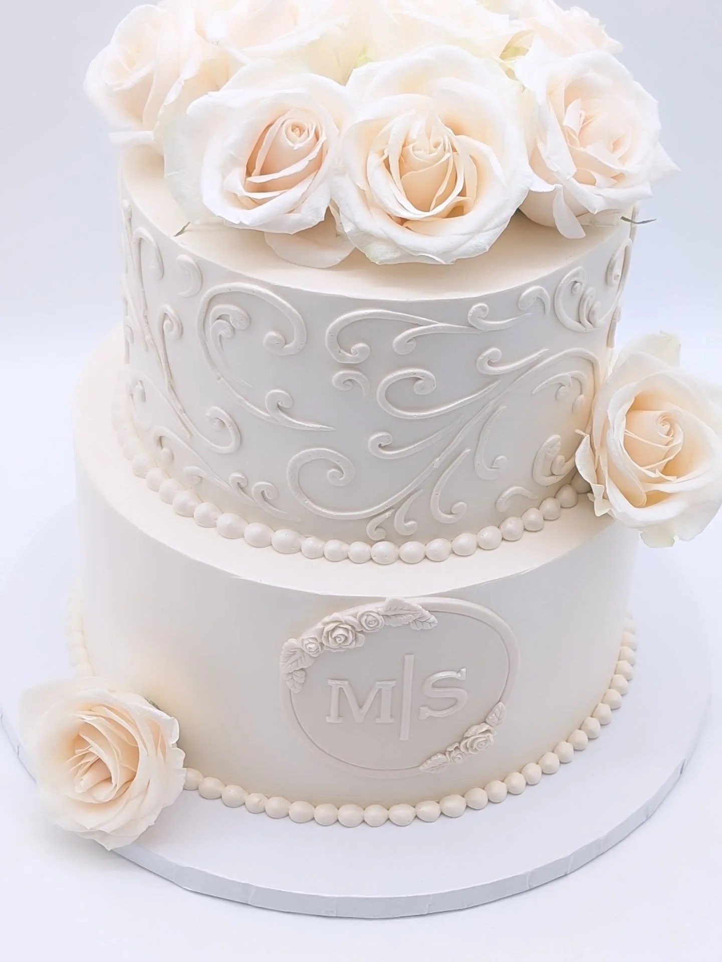 🤍 A classic cake with a modern monogram 🤍