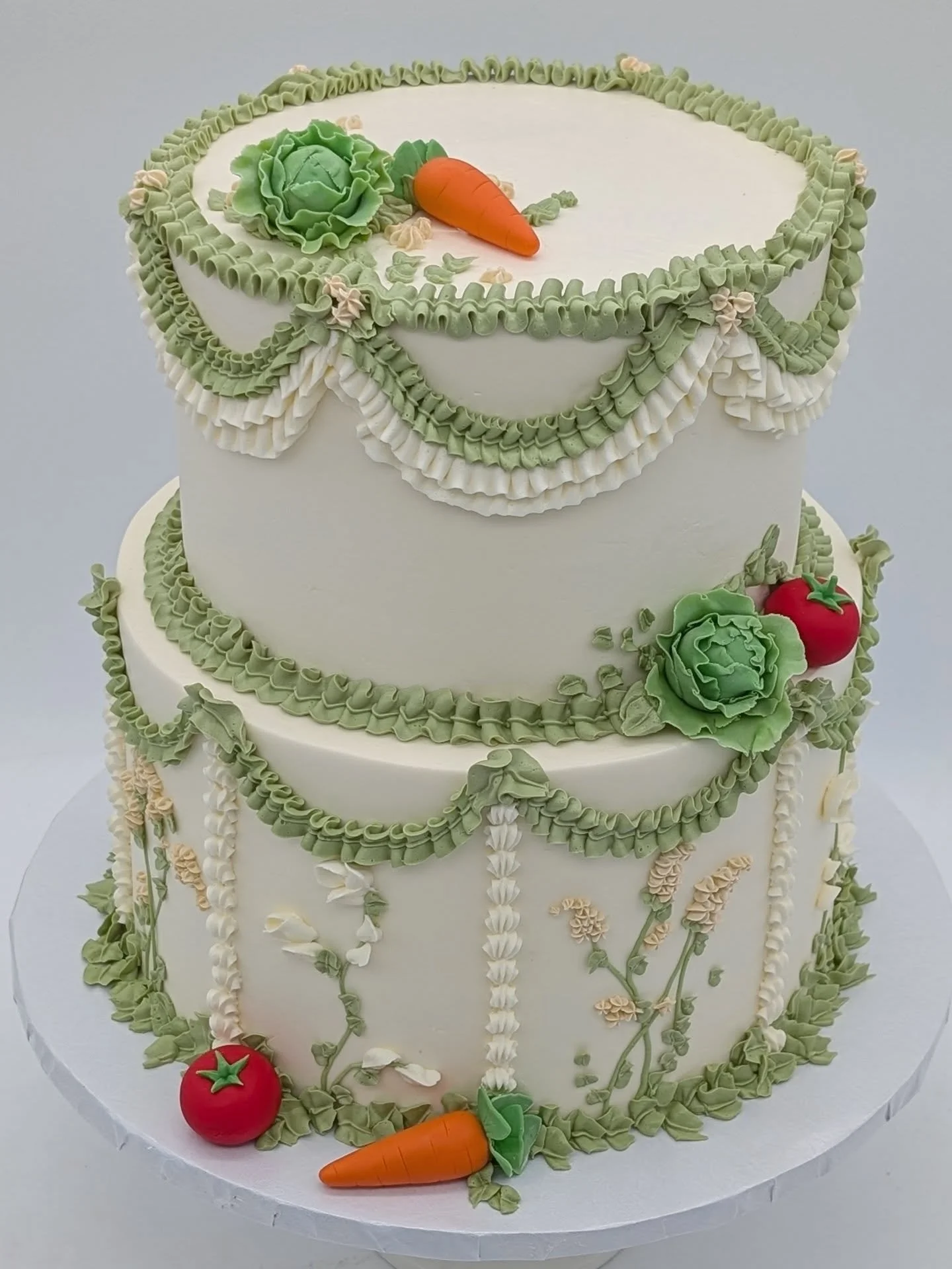 🍅🥬🥕 A "locally grown" garden inspired vintage baby shower cake with some adorable veggies 🍅🥬🥕
