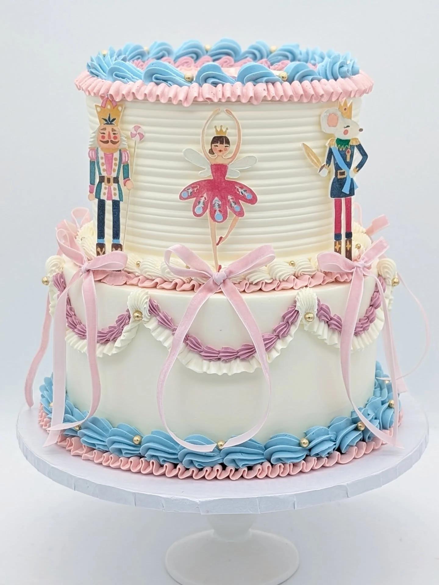 Some sugar plum fairy magic, that we didn't post earlier in the season, but the colors are speaking spring time. A design like this can easily be altered to fit a different theme. Perhaps a gender reveal or Disney 👸? A little imagination and most de