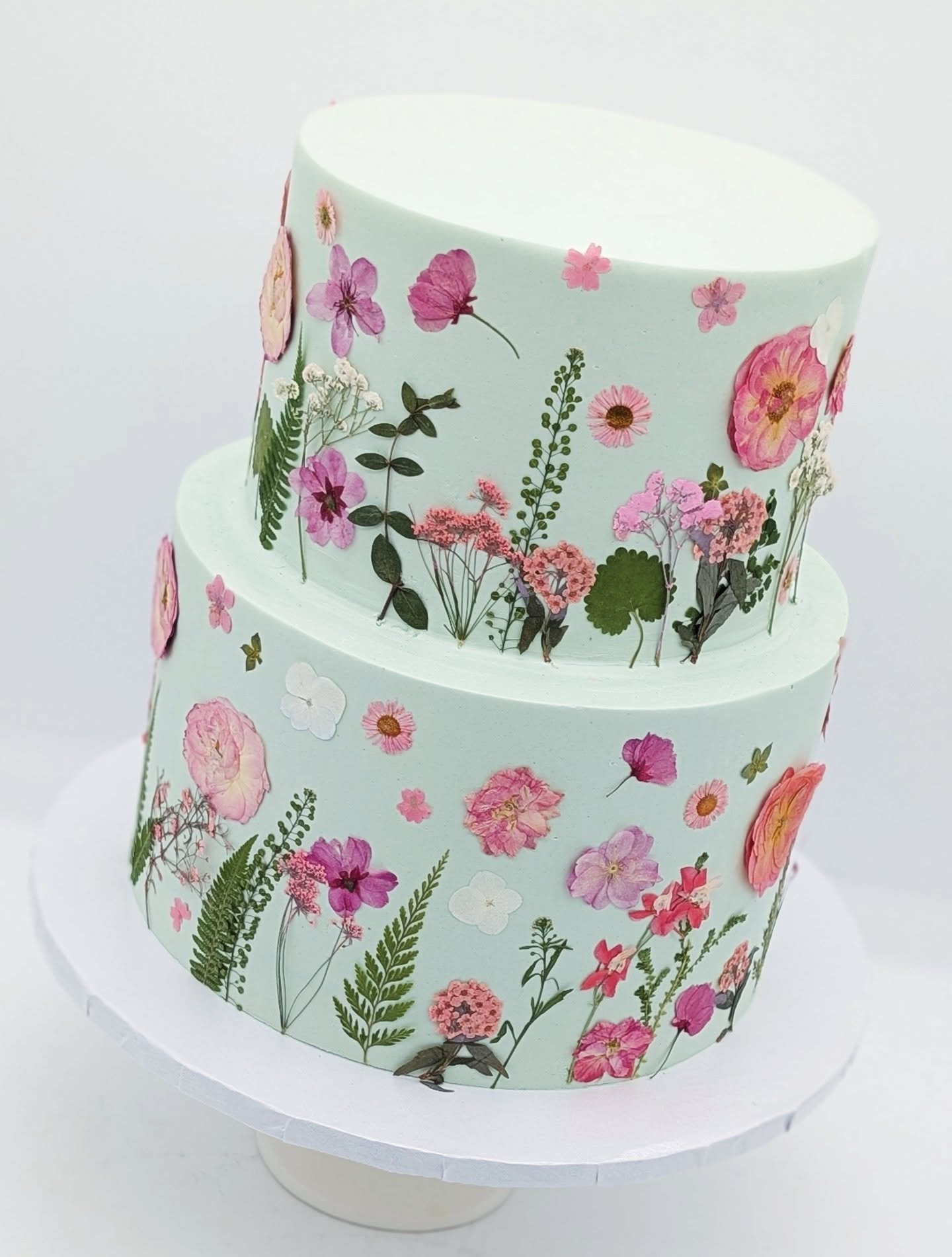 Ohh these spring florals are getting us ready for some warmer weather!  Loving the soft green exterior too! 😁 🌷🌸🌹🌼🪷🪻Inside is our Lemon Sponge &amp; Vanilla Bavarian with Fresh Strawberries.