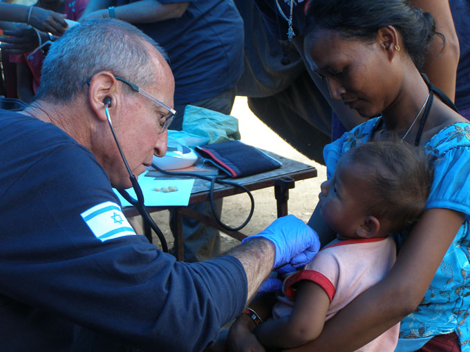 Facing Nepal - Treating Patients 2