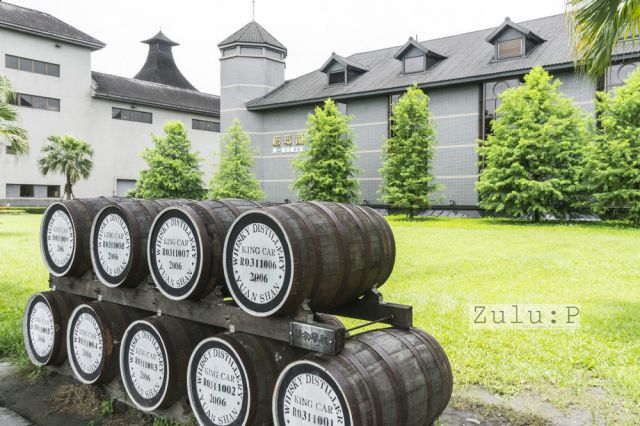 沿著小路進入酒堡,大家可以見到酒廠建築設計參考了傳統蘇格蘭蒸餾廠的角型屋頂設計。